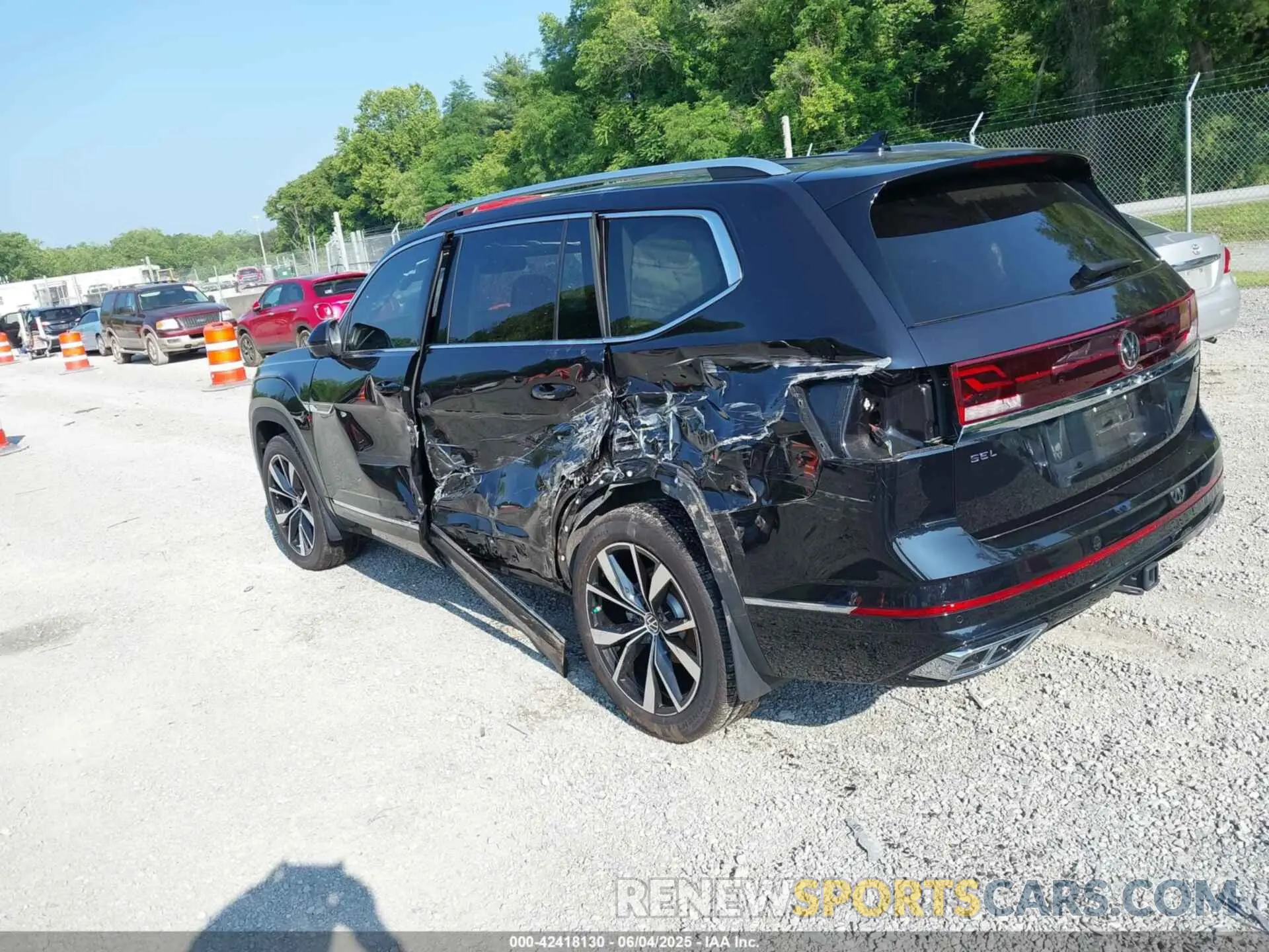 3 Photograph of a damaged car 1V2FR2CA2RC598392 VOLKSWAGEN ATLAS 2024
