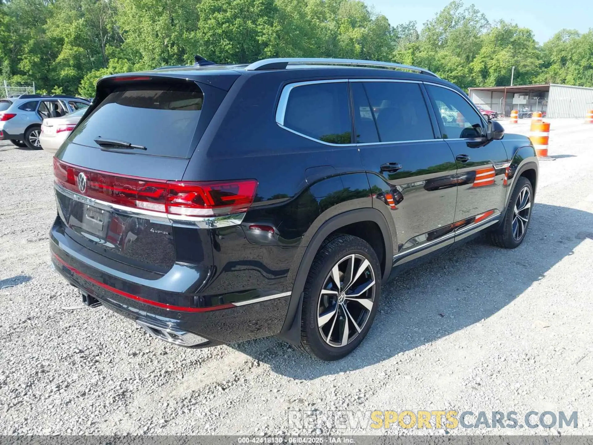4 Photograph of a damaged car 1V2FR2CA2RC598392 VOLKSWAGEN ATLAS 2024