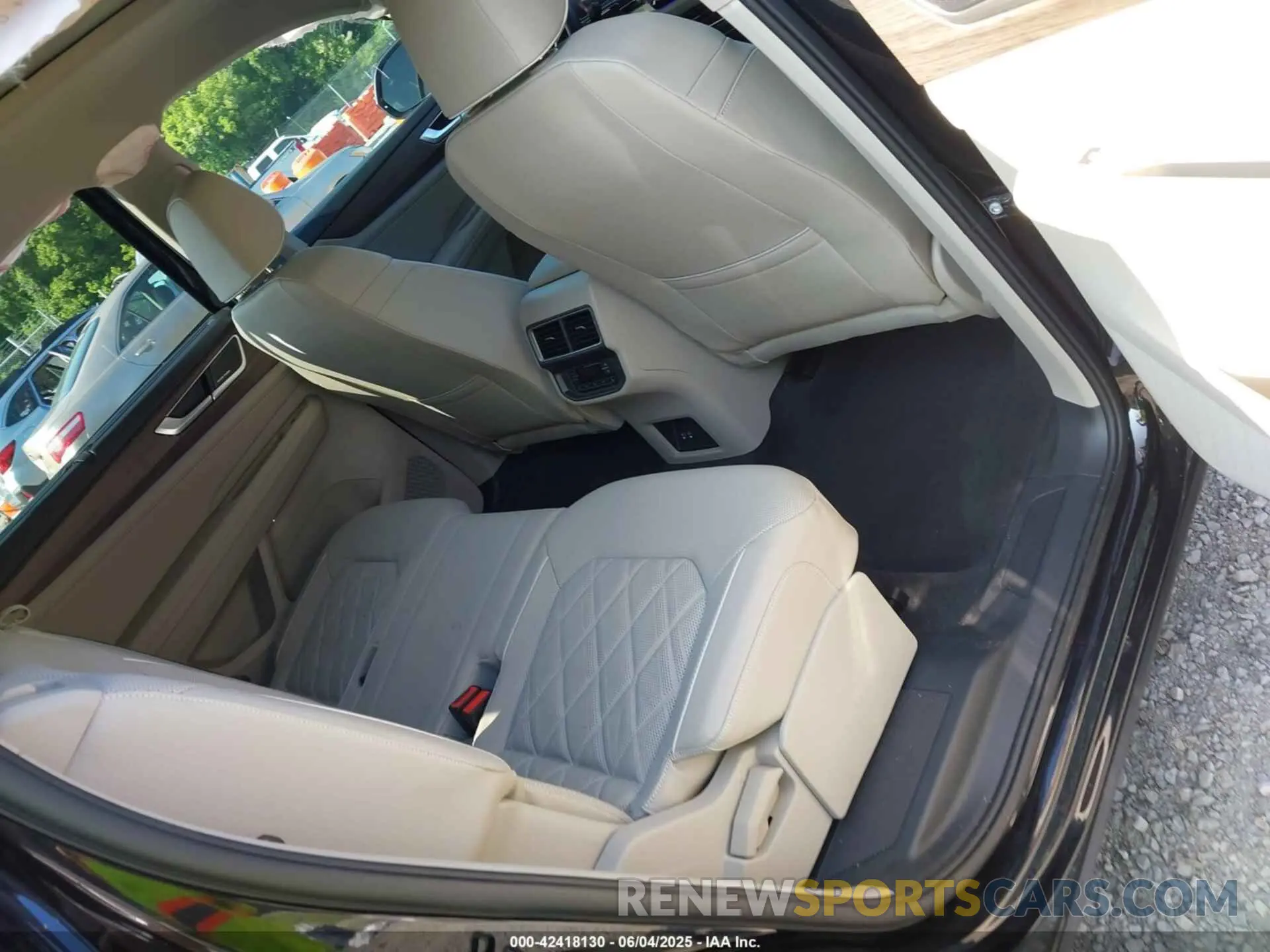 8 Photograph of a damaged car 1V2FR2CA2RC598392 VOLKSWAGEN ATLAS 2024