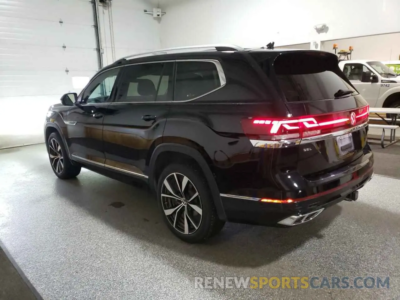 2 Photograph of a damaged car 1V2FR2CA6RC520892 VOLKSWAGEN ATLAS 2024
