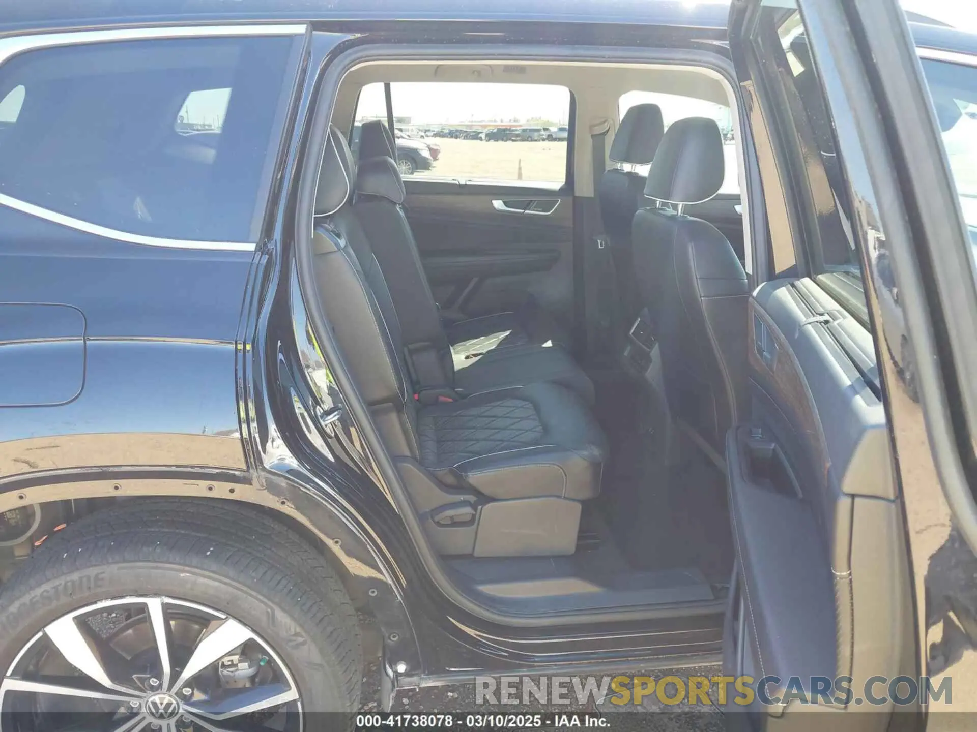 8 Photograph of a damaged car 1V2FR2CA6RC522304 VOLKSWAGEN ATLAS 2024