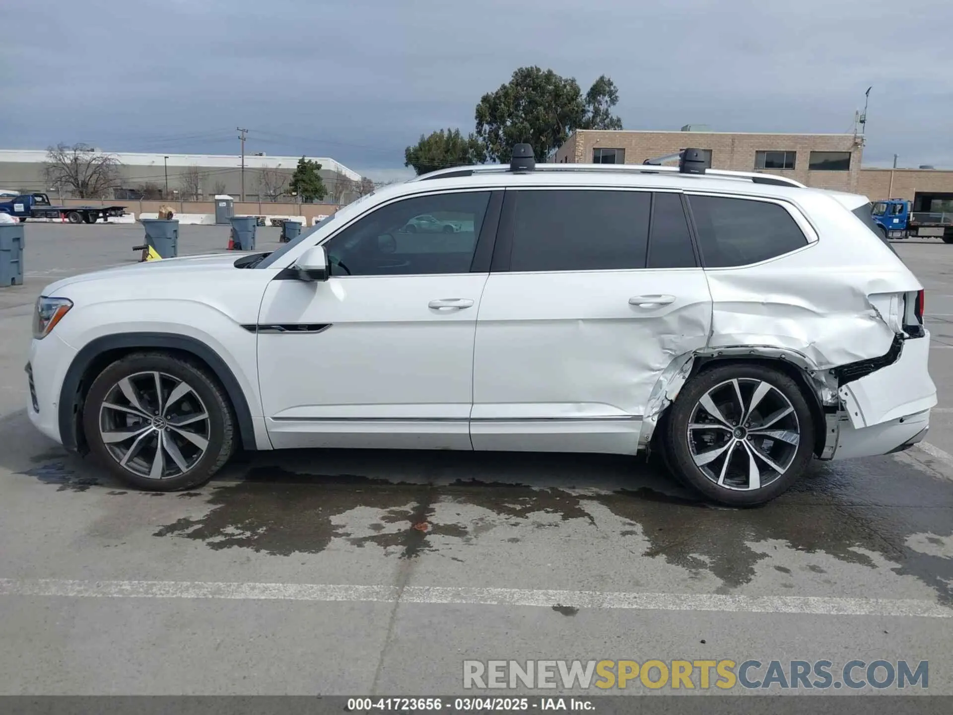 15 Photograph of a damaged car 1V2FR2CA6RC547798 VOLKSWAGEN ATLAS 2024