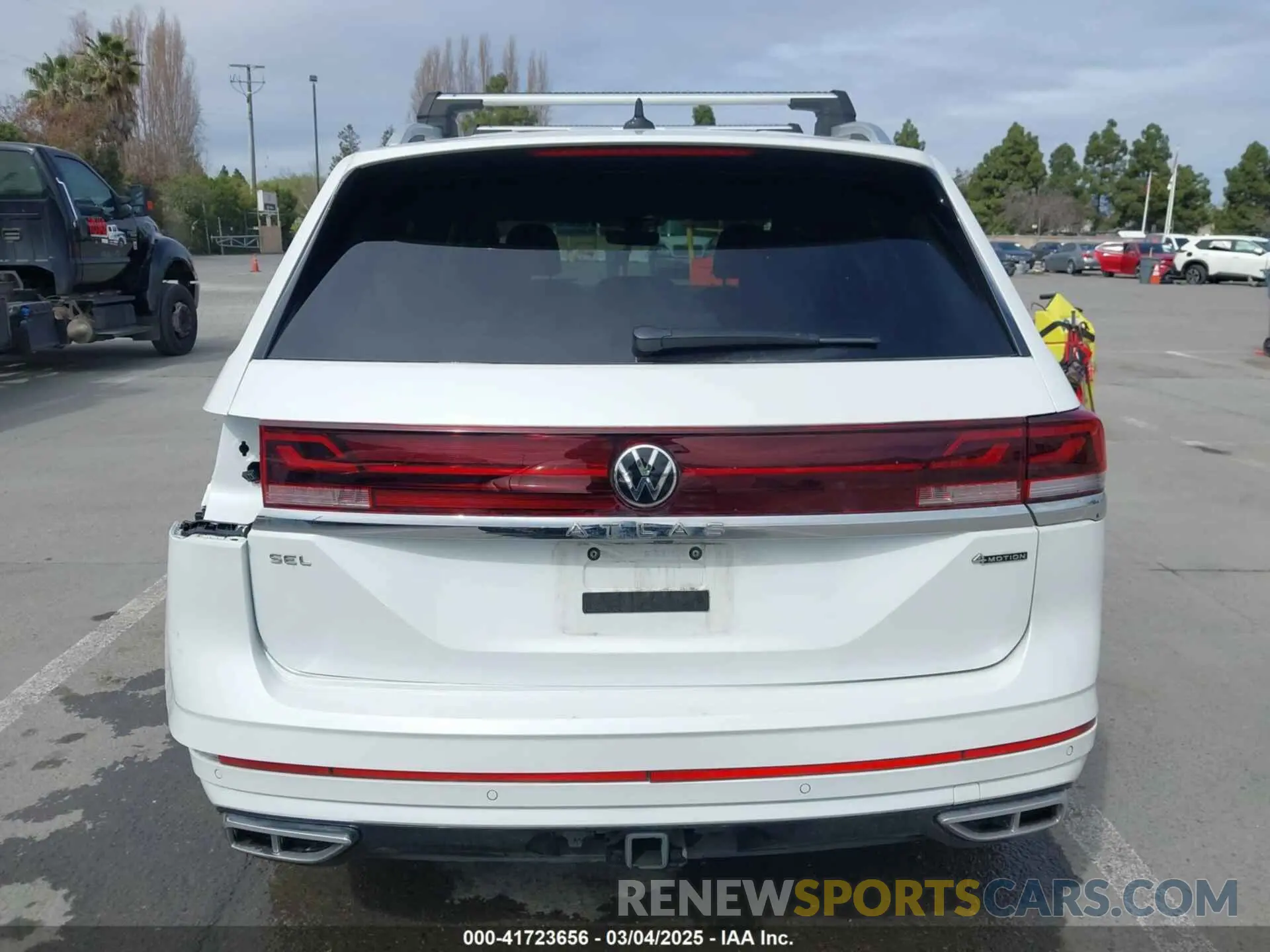17 Photograph of a damaged car 1V2FR2CA6RC547798 VOLKSWAGEN ATLAS 2024