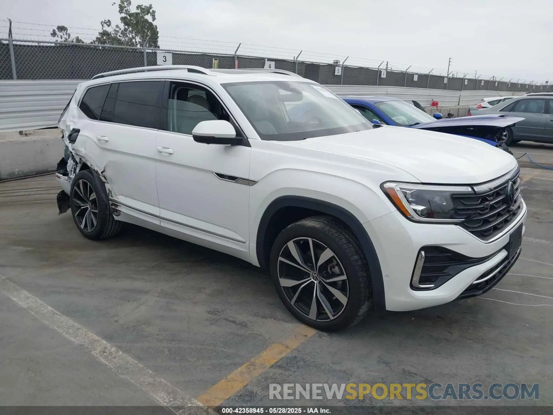 1 Photograph of a damaged car 1V2FR2CA7RC543176 VOLKSWAGEN ATLAS 2024