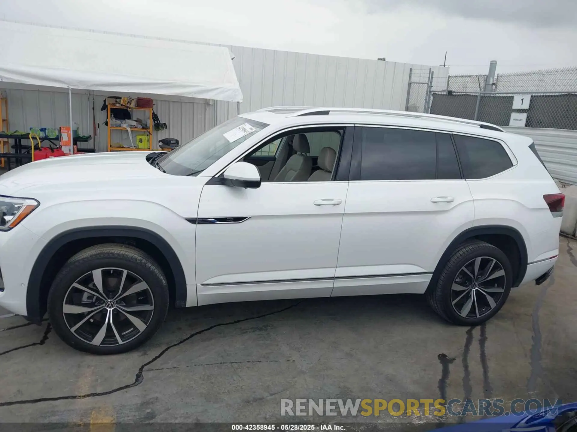 14 Photograph of a damaged car 1V2FR2CA7RC543176 VOLKSWAGEN ATLAS 2024