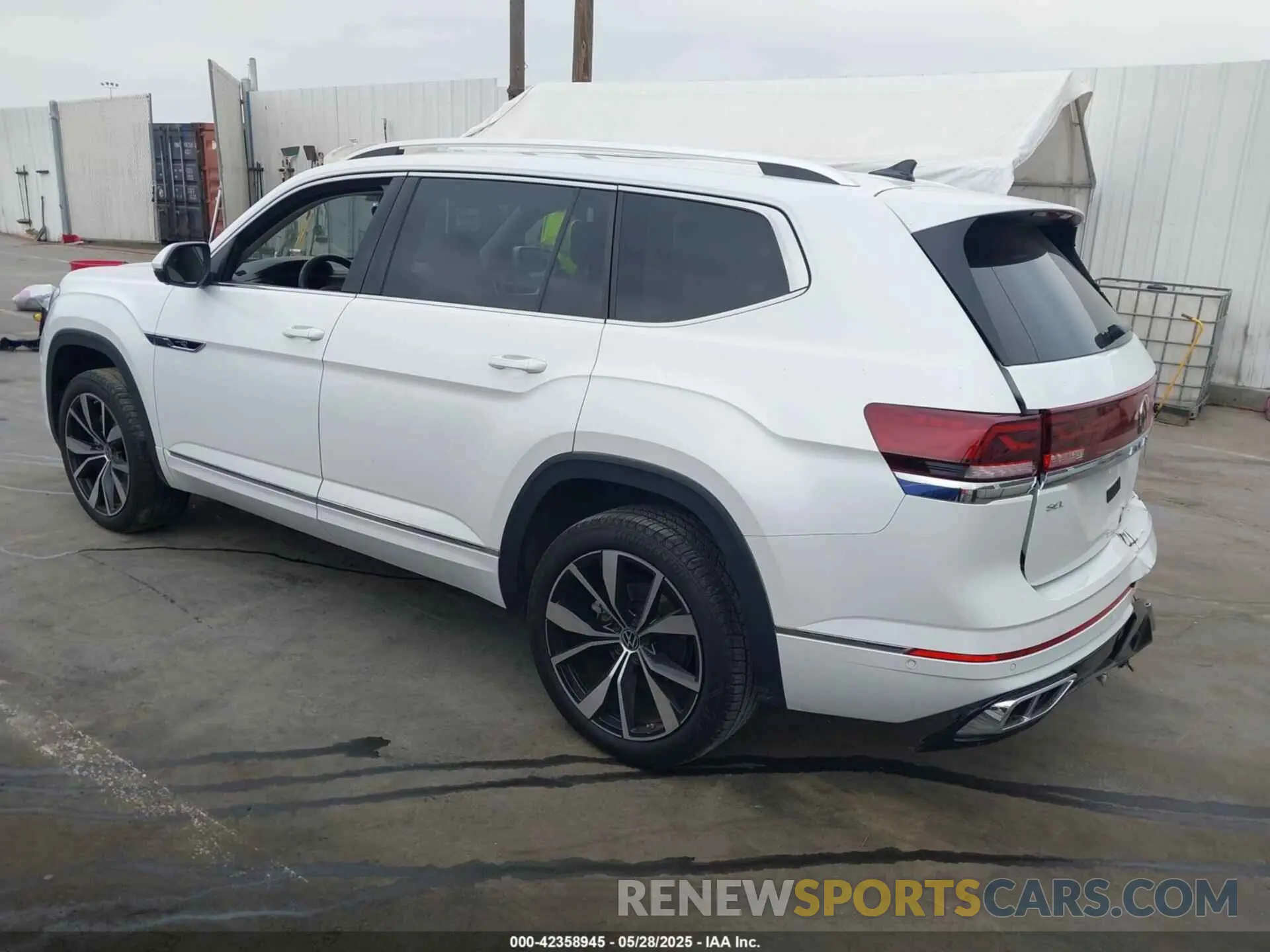 3 Photograph of a damaged car 1V2FR2CA7RC543176 VOLKSWAGEN ATLAS 2024
