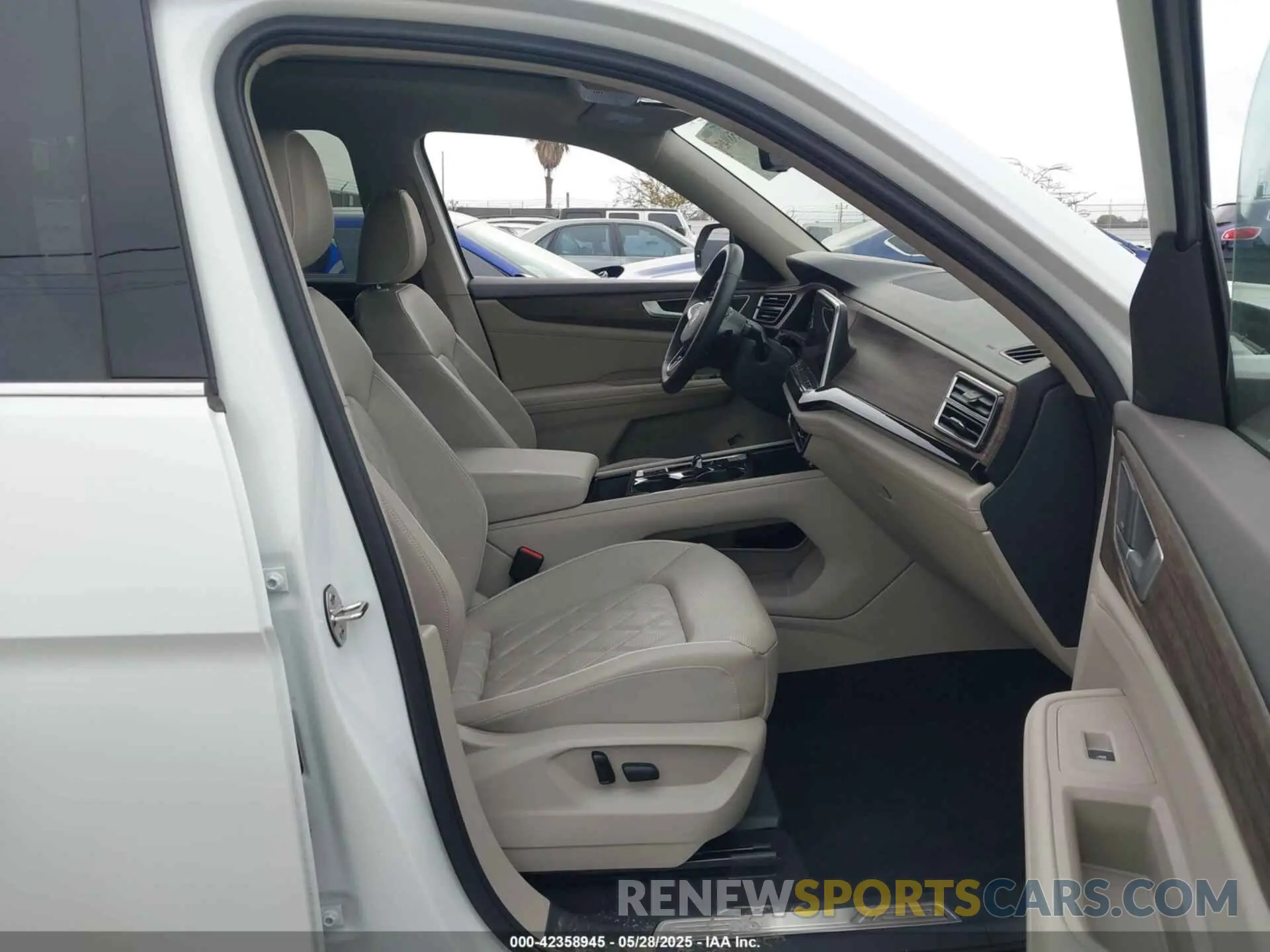 5 Photograph of a damaged car 1V2FR2CA7RC543176 VOLKSWAGEN ATLAS 2024
