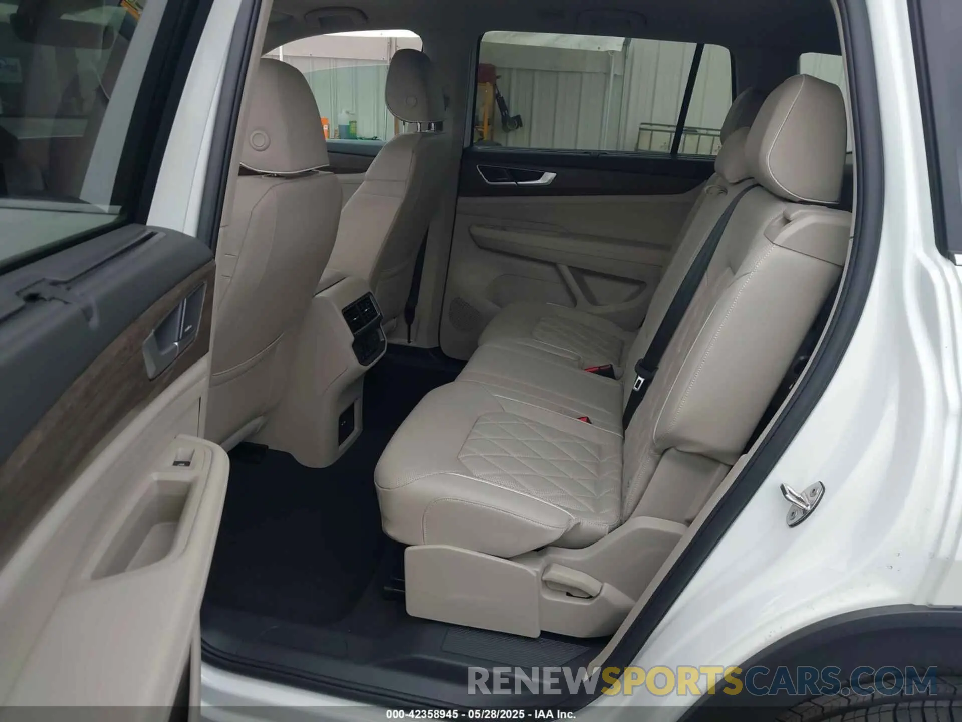 8 Photograph of a damaged car 1V2FR2CA7RC543176 VOLKSWAGEN ATLAS 2024