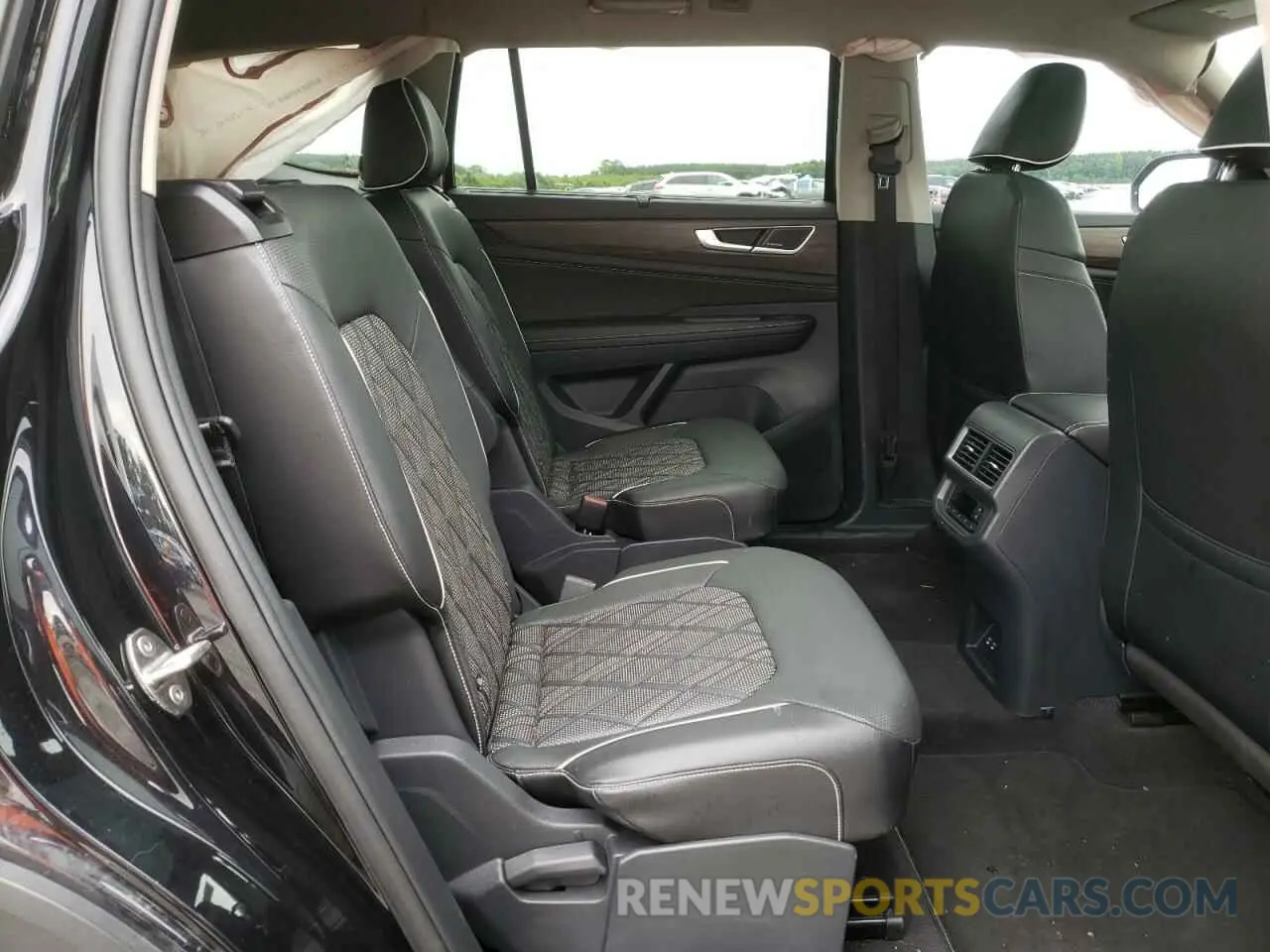11 Photograph of a damaged car 1V2FR2CA8RC516083 VOLKSWAGEN ATLAS 2024