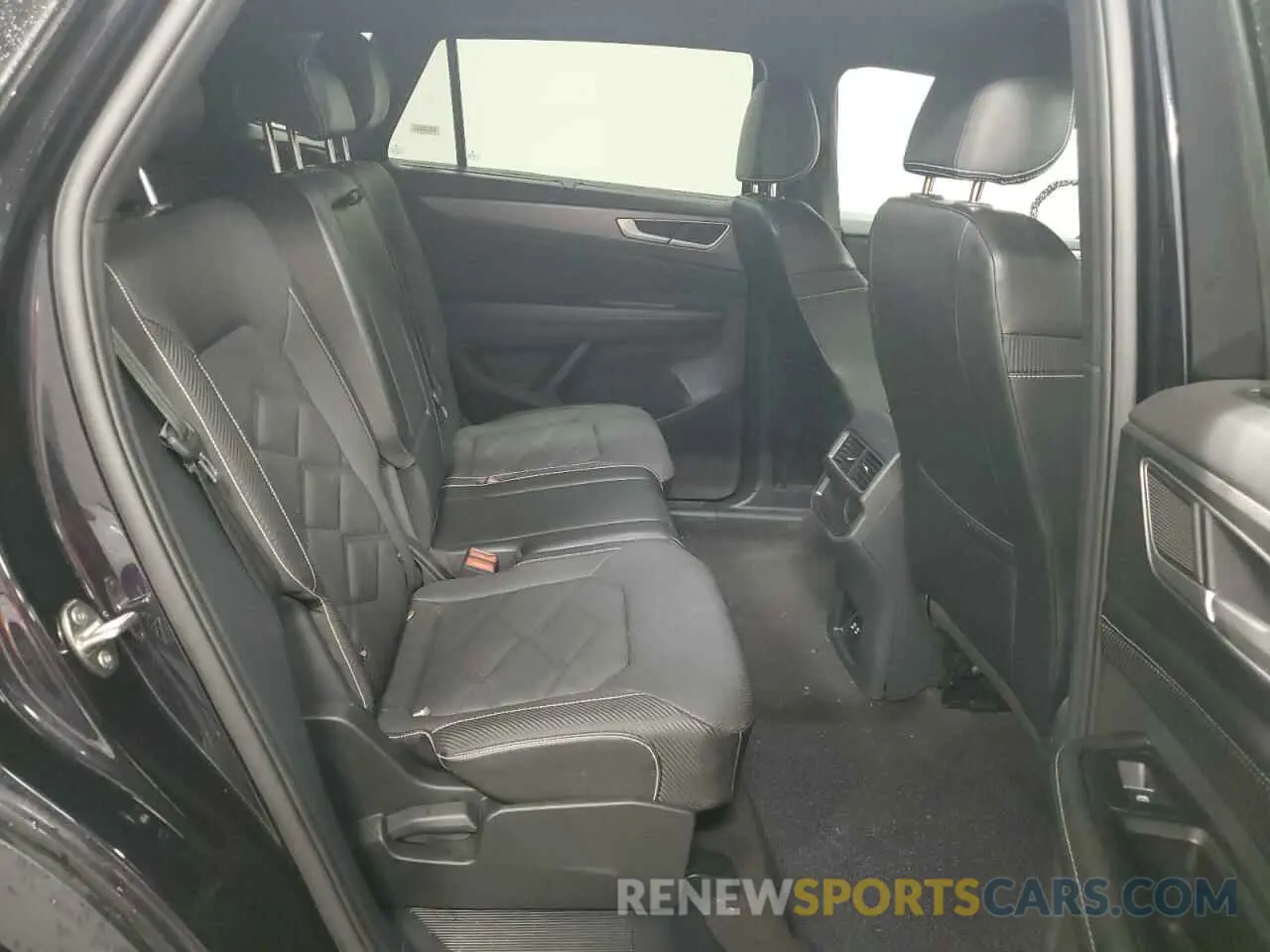 11 Photograph of a damaged car 1V2HE2CA2RC231772 VOLKSWAGEN ATLAS 2024
