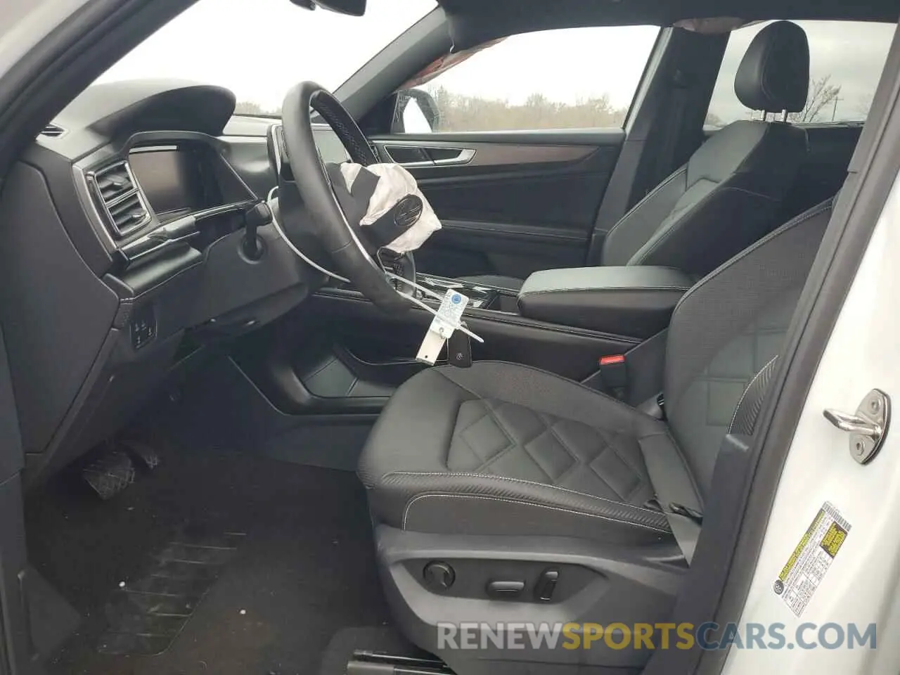 7 Photograph of a damaged car 1V2HE2CA9RC215939 VOLKSWAGEN ATLAS 2024