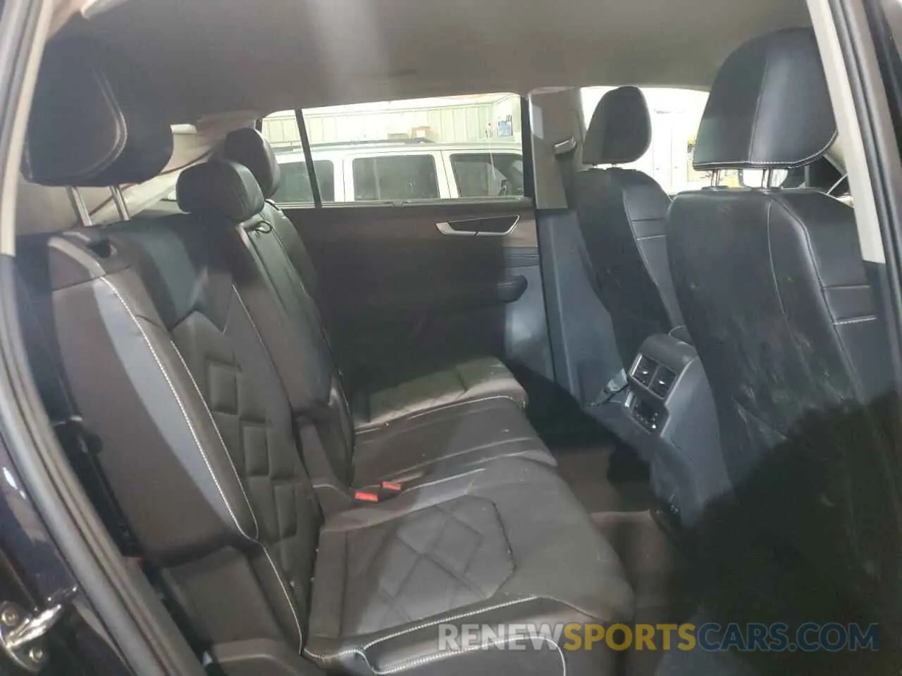 11 Photograph of a damaged car 1V2HR2CA0RC598335 VOLKSWAGEN ATLAS 2024