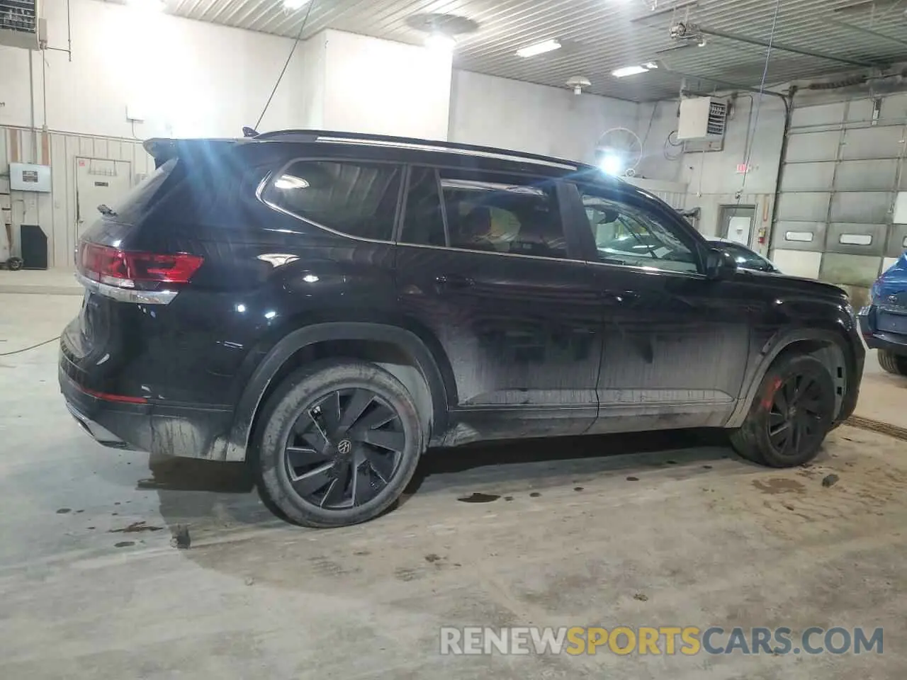 3 Photograph of a damaged car 1V2HR2CA0RC598335 VOLKSWAGEN ATLAS 2024