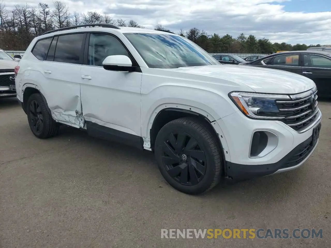 4 Photograph of a damaged car 1V2HR2CA0RC607843 VOLKSWAGEN ATLAS 2024