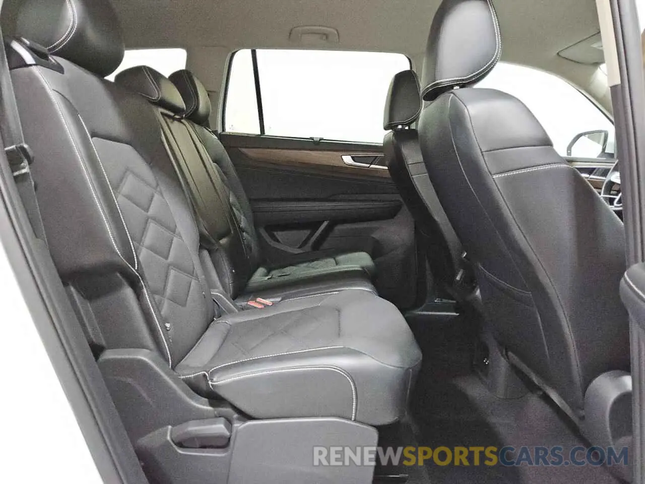 11 Photograph of a damaged car 1V2HR2CA1RC546860 VOLKSWAGEN ATLAS 2024