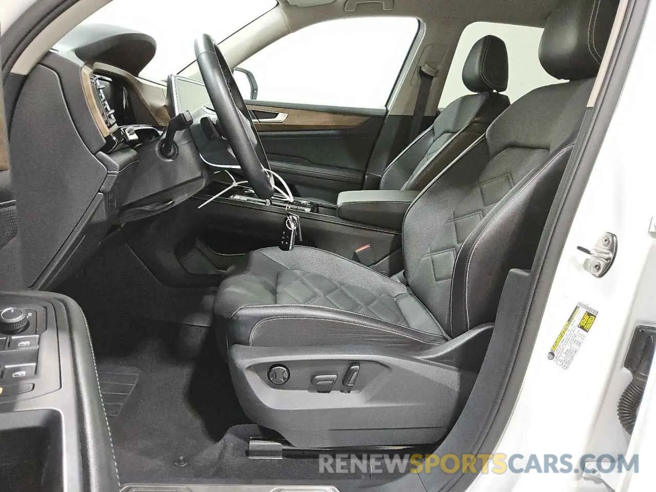 7 Photograph of a damaged car 1V2HR2CA1RC546860 VOLKSWAGEN ATLAS 2024