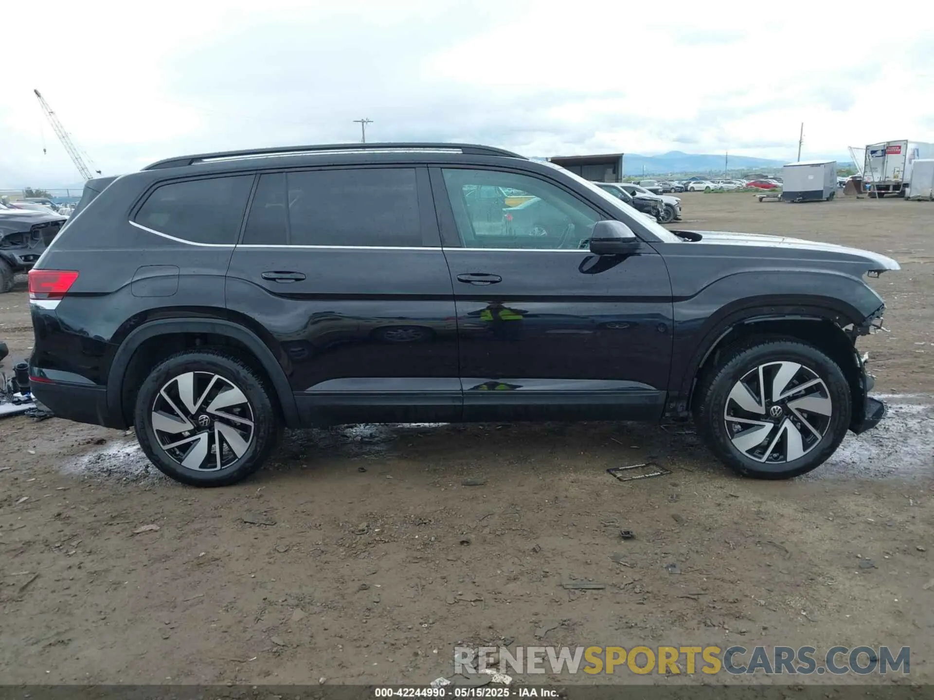 14 Photograph of a damaged car 1V2HR2CA1RC623002 VOLKSWAGEN ATLAS 2024