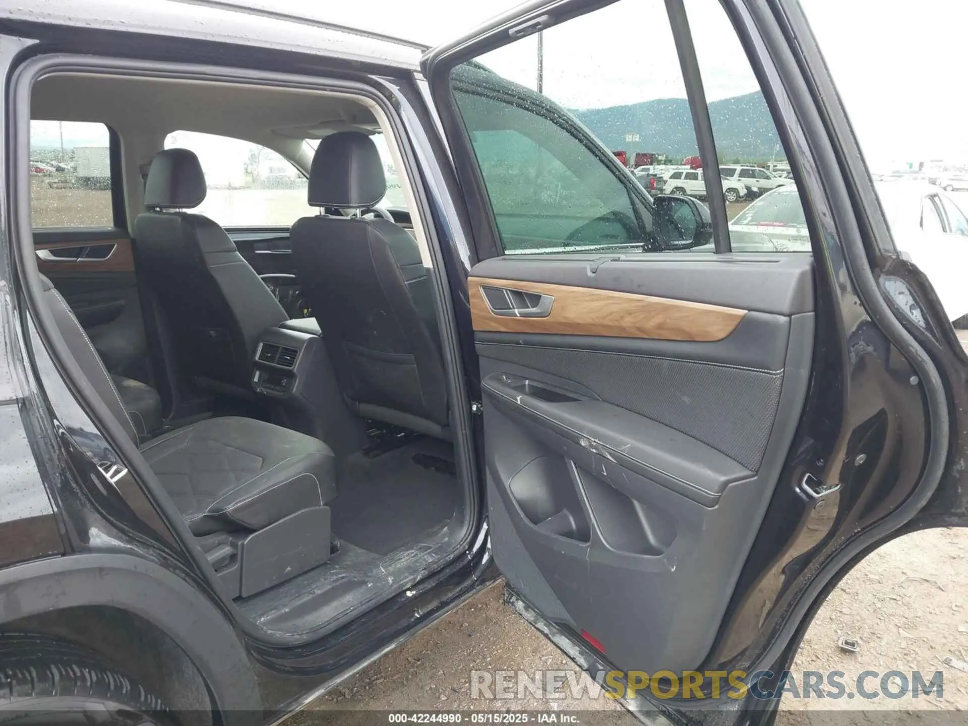 8 Photograph of a damaged car 1V2HR2CA1RC623002 VOLKSWAGEN ATLAS 2024