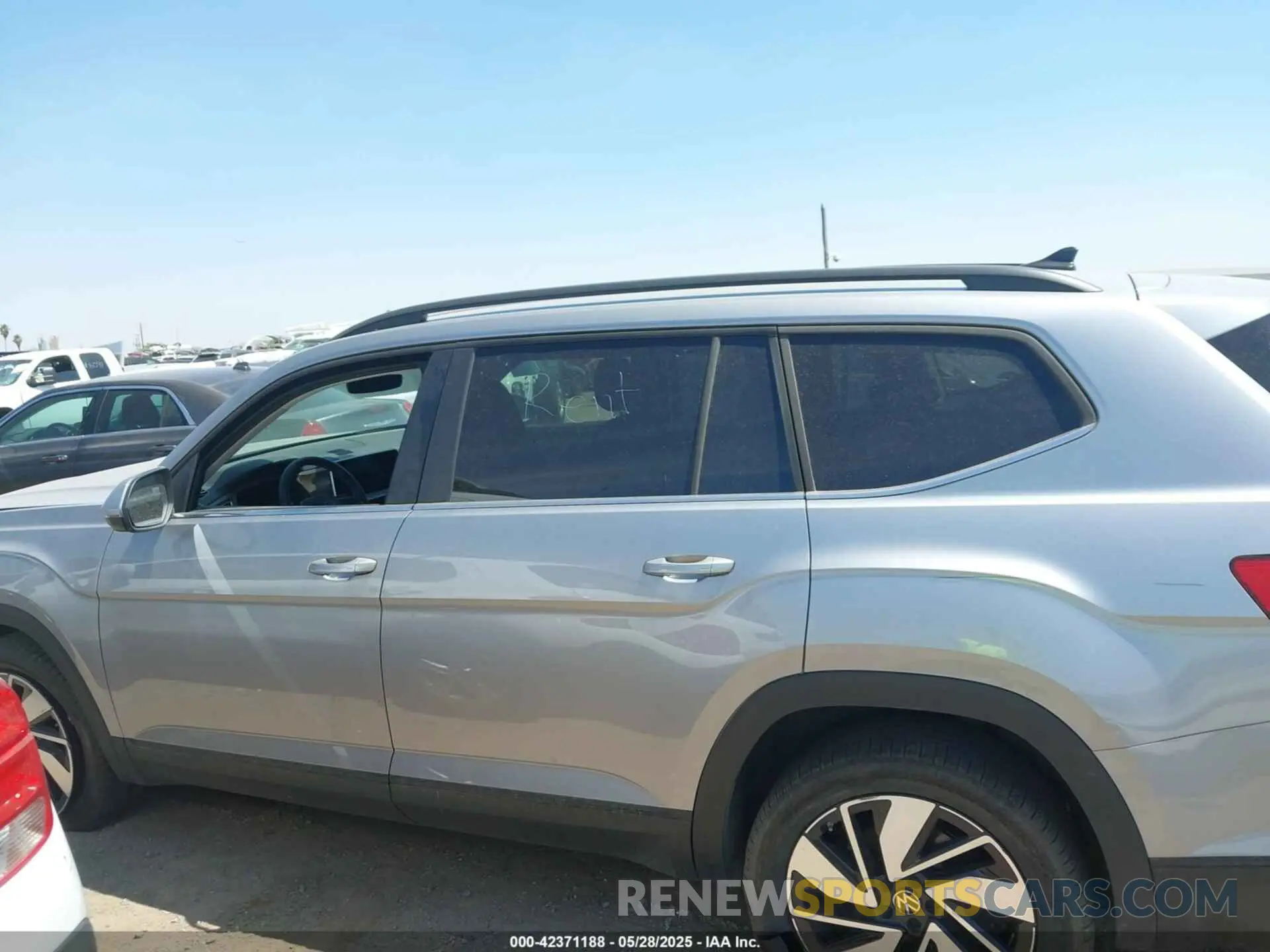 14 Photograph of a damaged car 1V2HR2CA2RC568429 VOLKSWAGEN ATLAS 2024