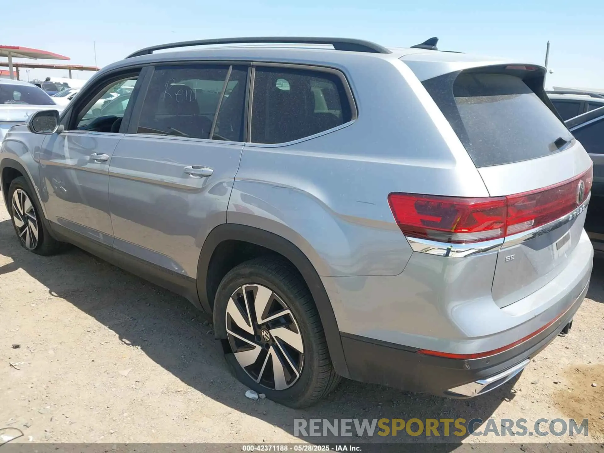 3 Photograph of a damaged car 1V2HR2CA2RC568429 VOLKSWAGEN ATLAS 2024