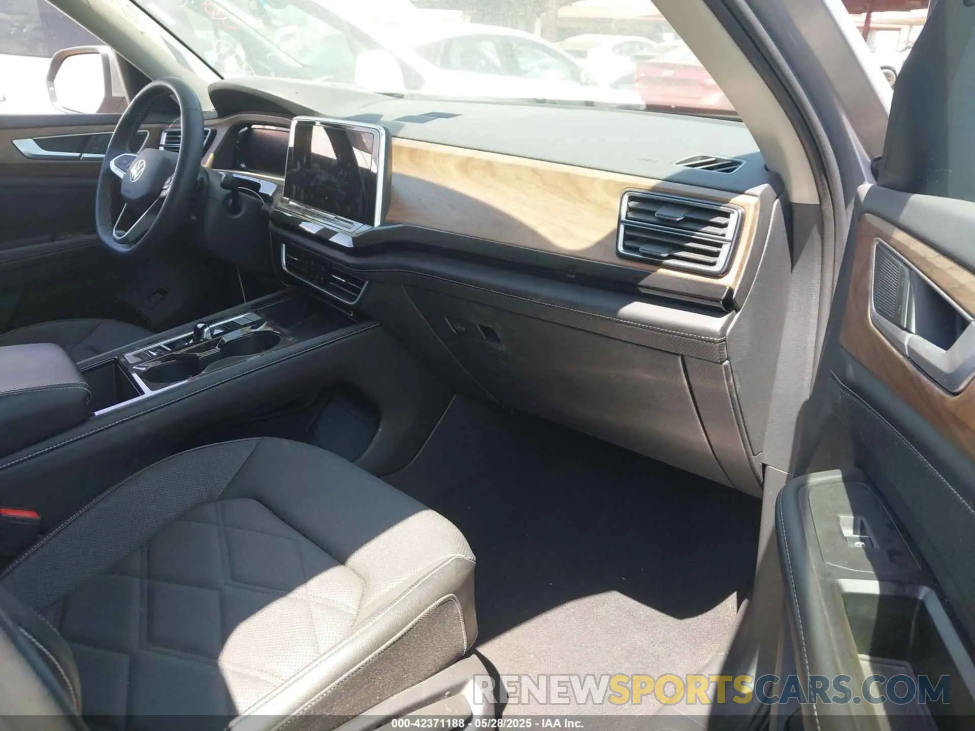 5 Photograph of a damaged car 1V2HR2CA2RC568429 VOLKSWAGEN ATLAS 2024