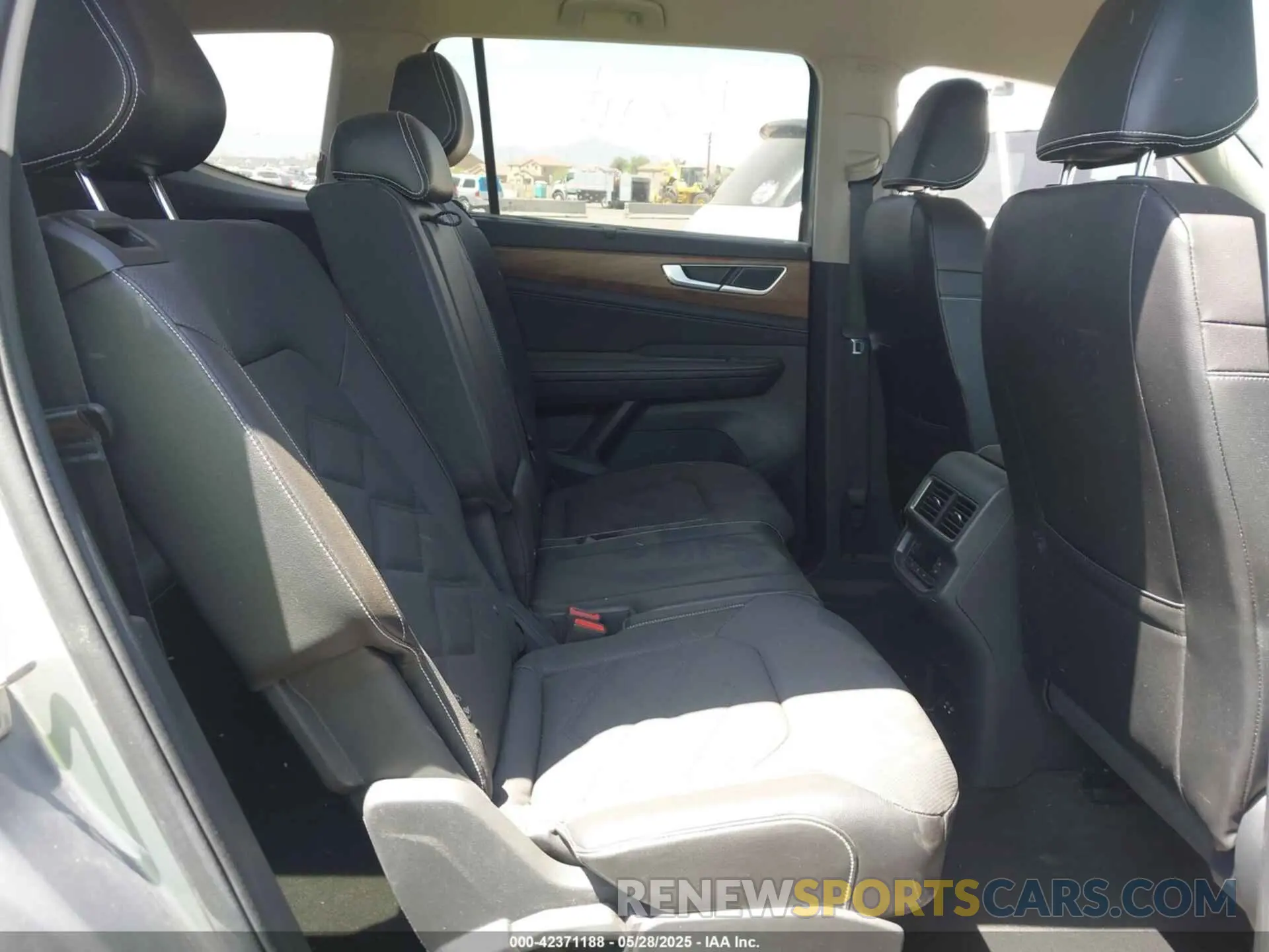 8 Photograph of a damaged car 1V2HR2CA2RC568429 VOLKSWAGEN ATLAS 2024