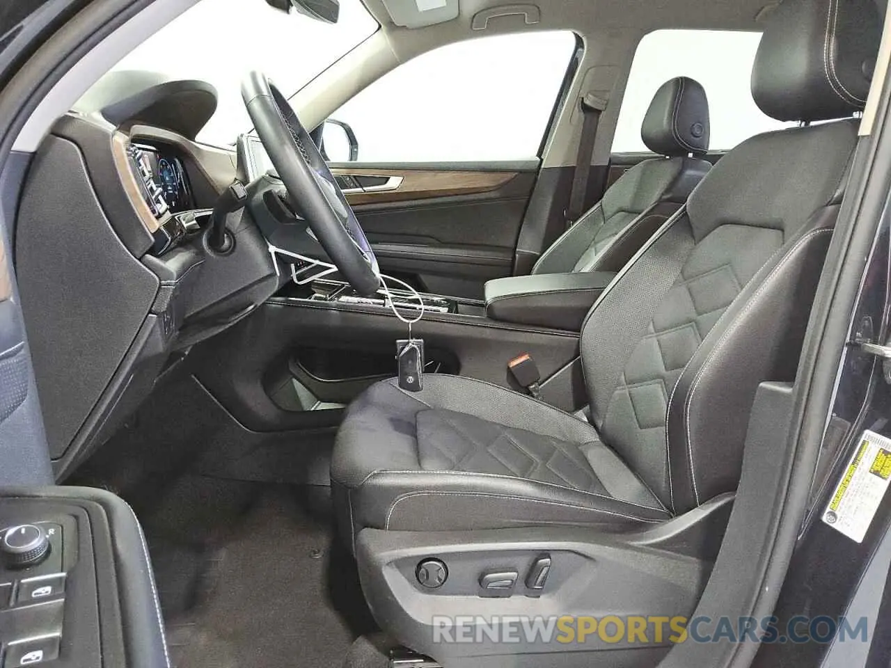 7 Photograph of a damaged car 1V2HR2CA3RC539232 VOLKSWAGEN ATLAS 2024