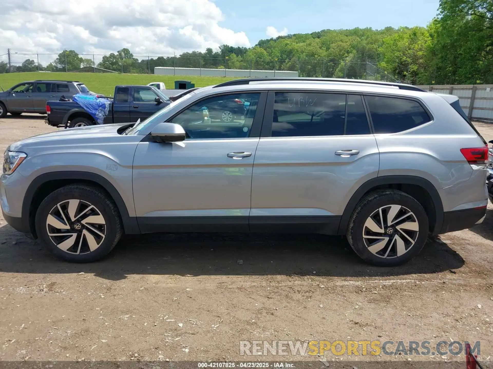 14 Photograph of a damaged car 1V2HR2CA4RC577309 VOLKSWAGEN ATLAS 2024