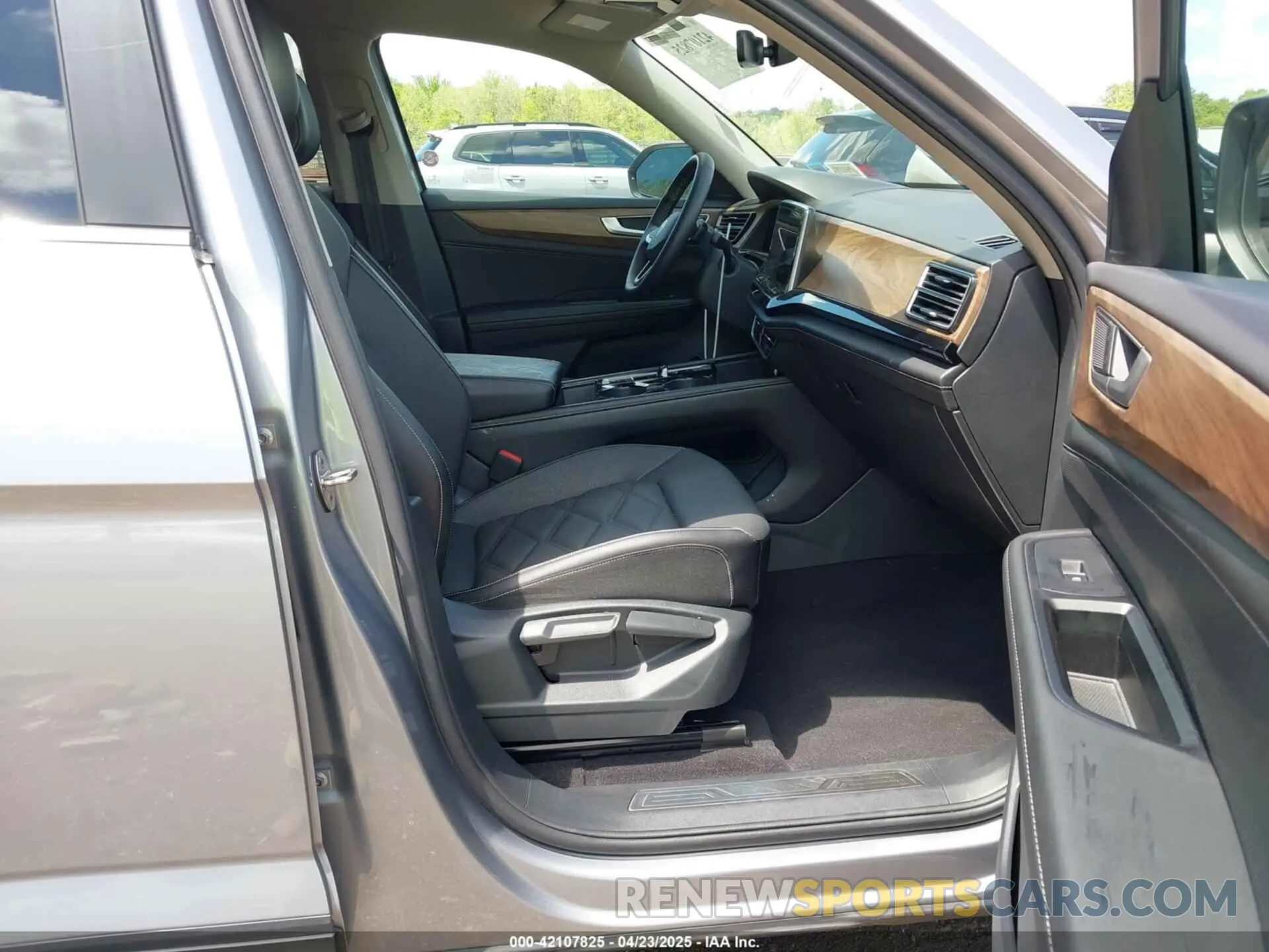 5 Photograph of a damaged car 1V2HR2CA4RC577309 VOLKSWAGEN ATLAS 2024
