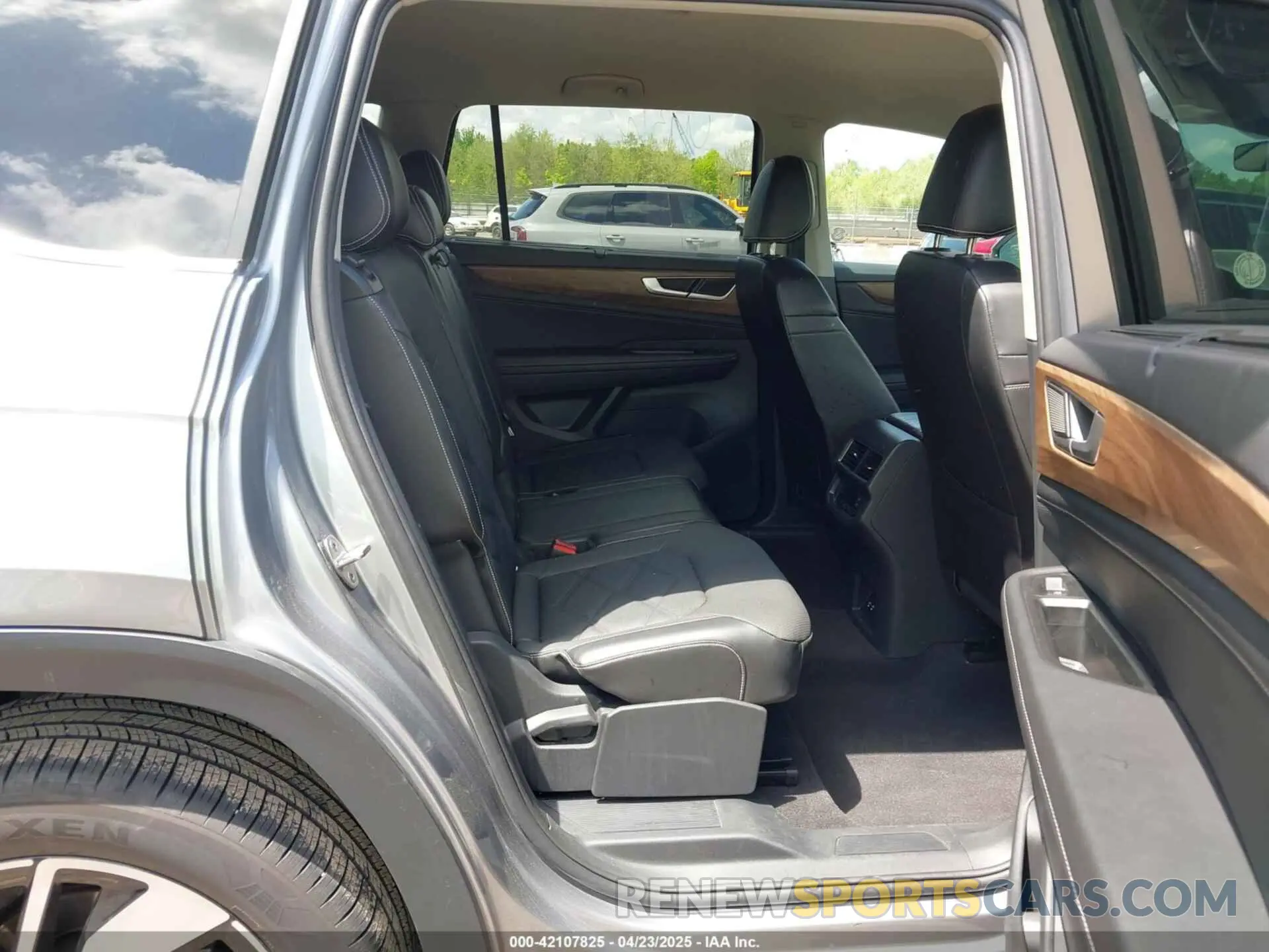 8 Photograph of a damaged car 1V2HR2CA4RC577309 VOLKSWAGEN ATLAS 2024