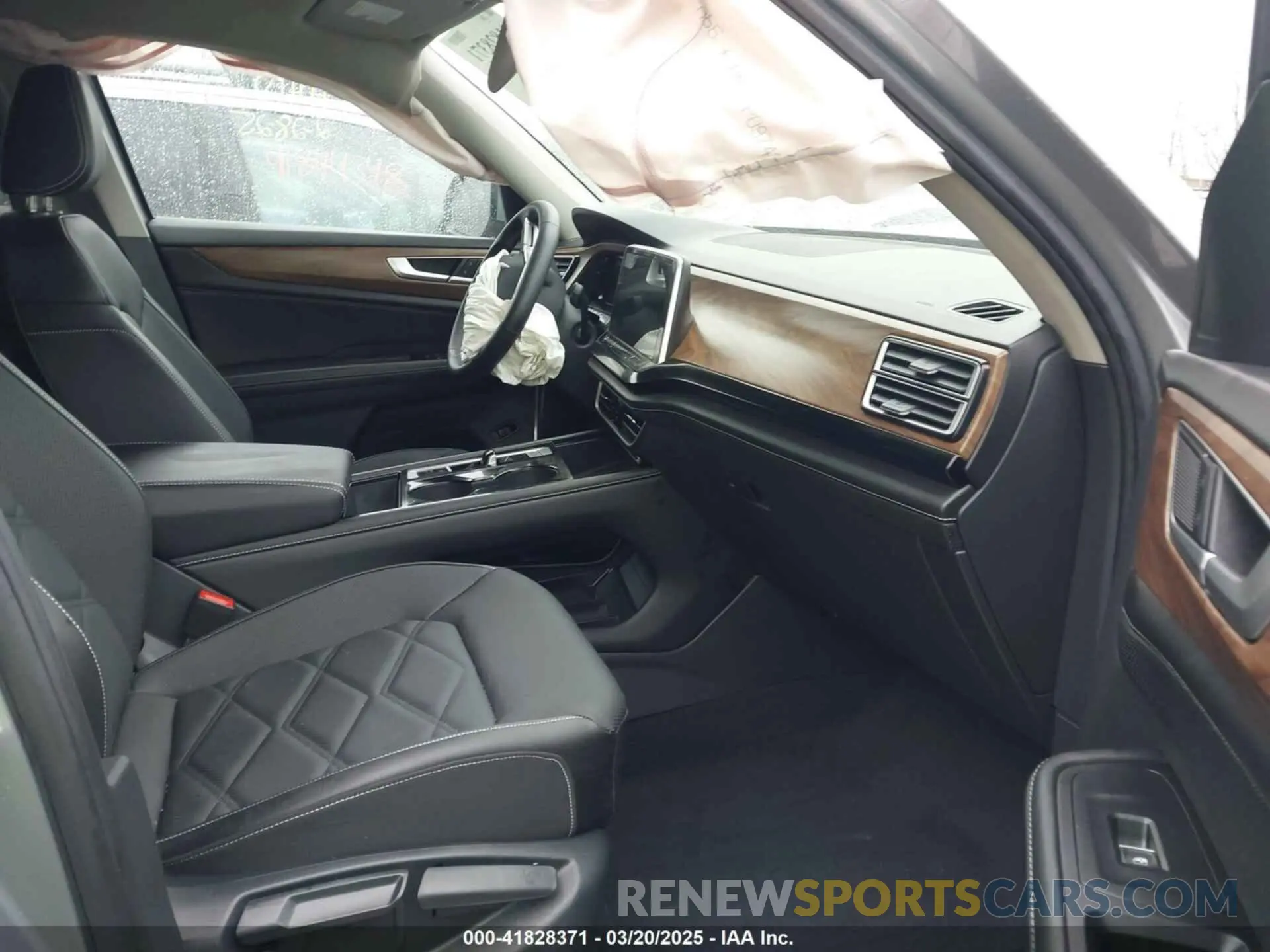 5 Photograph of a damaged car 1V2HR2CA4RC593252 VOLKSWAGEN ATLAS 2024