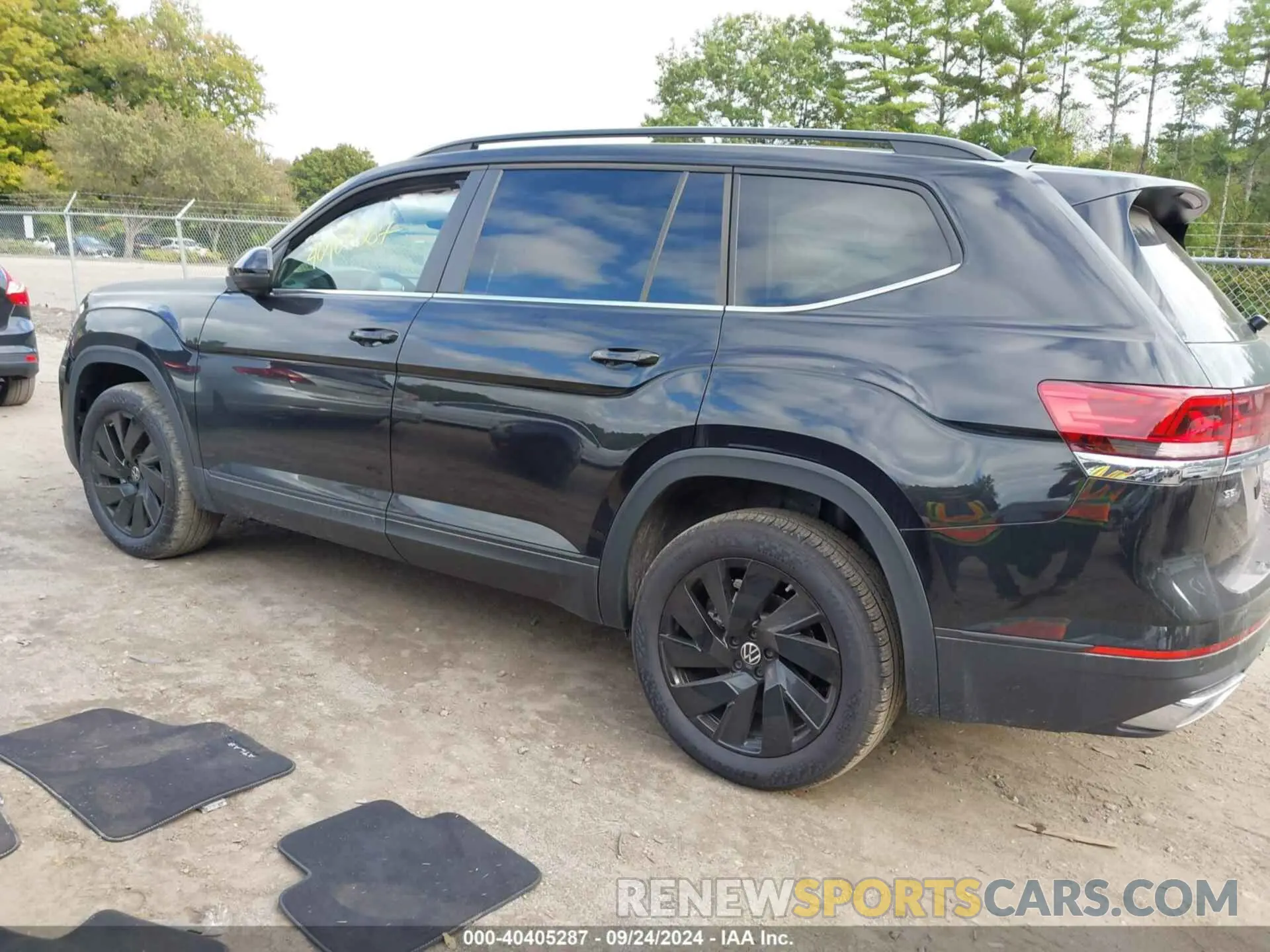 14 Photograph of a damaged car 1V2HR2CA4RC604783 VOLKSWAGEN ATLAS 2024