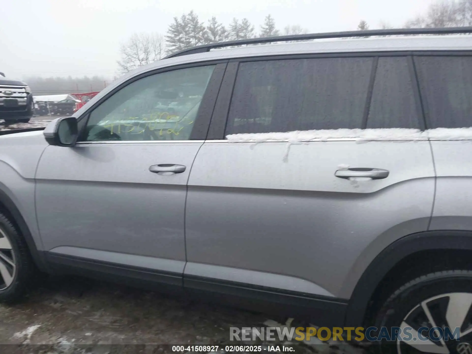 14 Photograph of a damaged car 1V2HR2CA5RC573575 VOLKSWAGEN ATLAS 2024