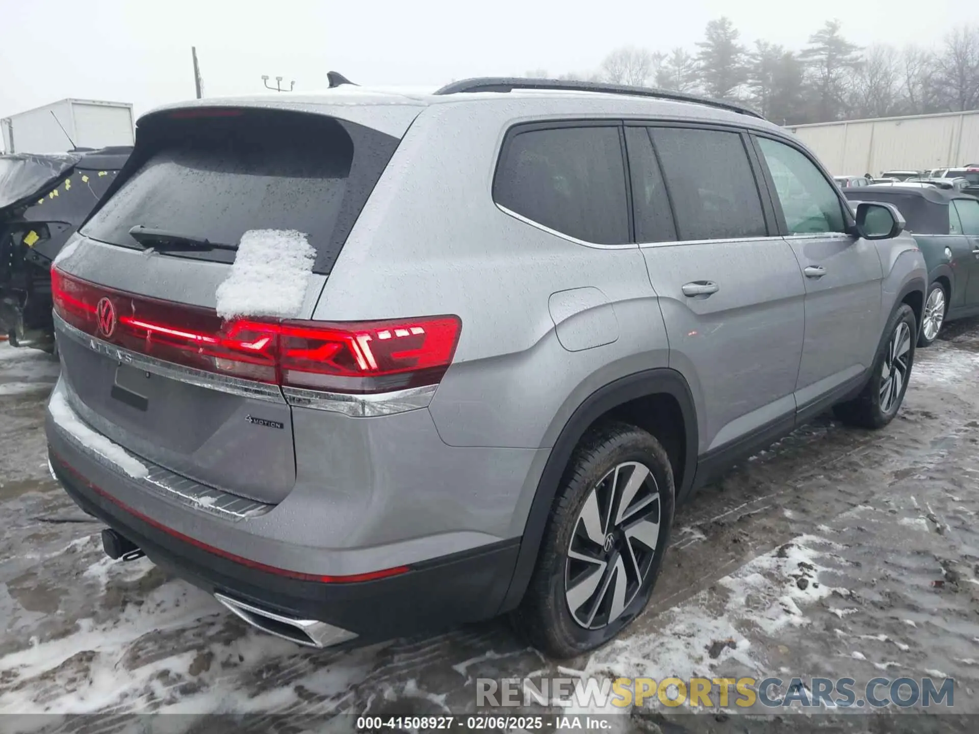 4 Photograph of a damaged car 1V2HR2CA5RC573575 VOLKSWAGEN ATLAS 2024
