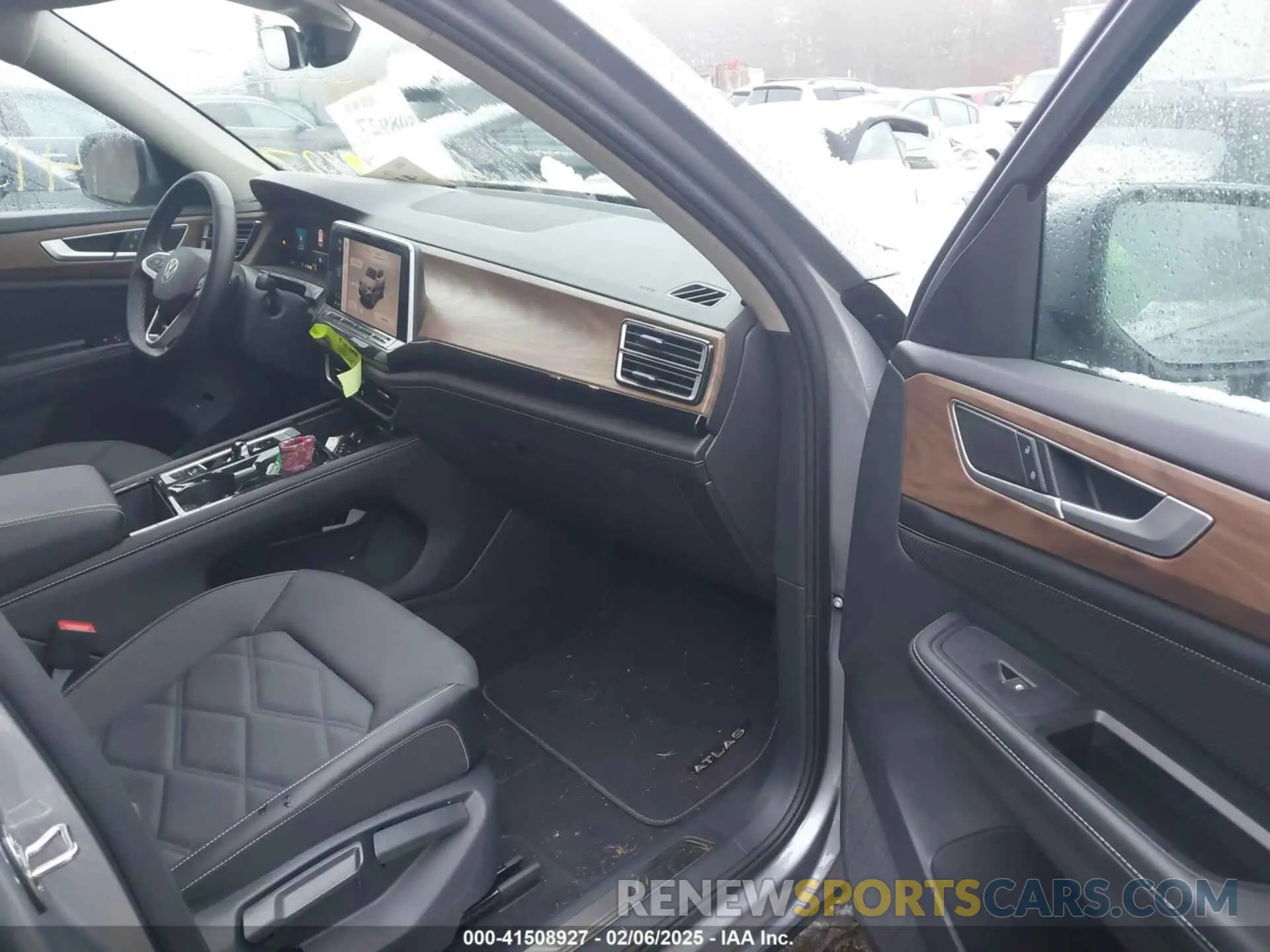 5 Photograph of a damaged car 1V2HR2CA5RC573575 VOLKSWAGEN ATLAS 2024