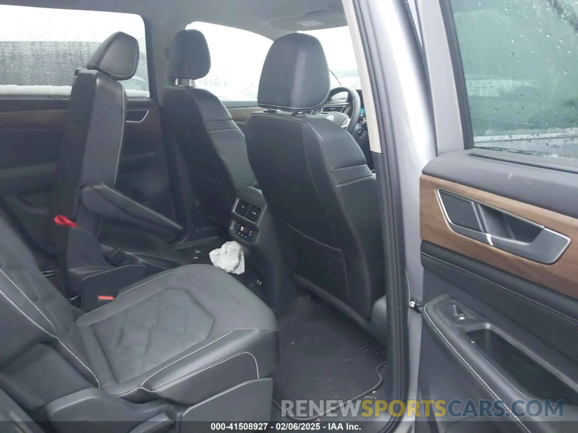 8 Photograph of a damaged car 1V2HR2CA5RC573575 VOLKSWAGEN ATLAS 2024