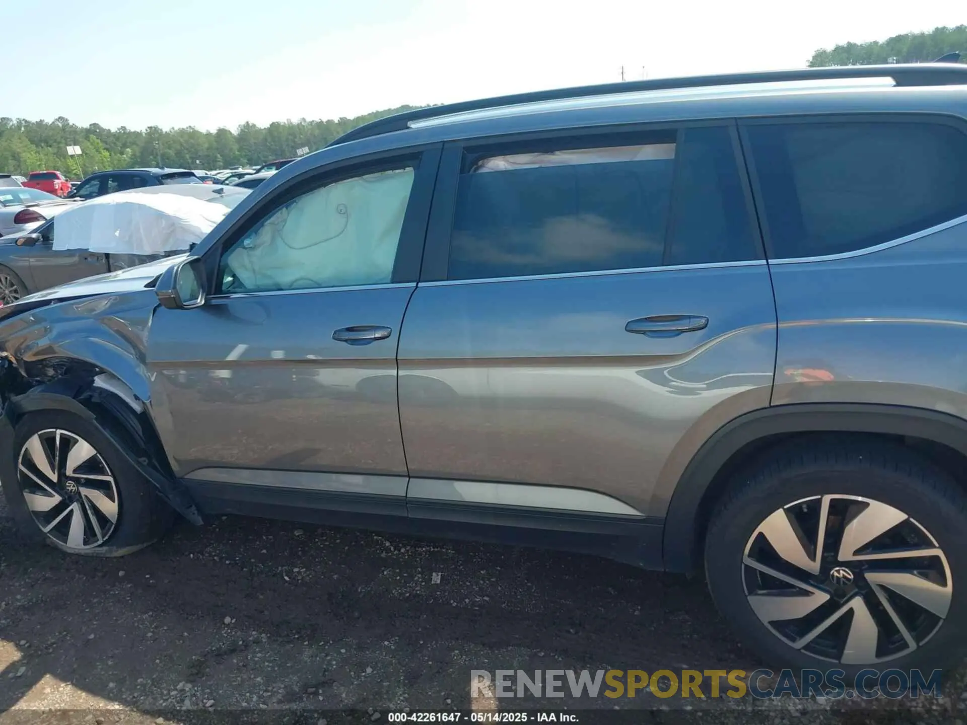 13 Photograph of a damaged car 1V2HR2CA8RC535094 VOLKSWAGEN ATLAS 2024