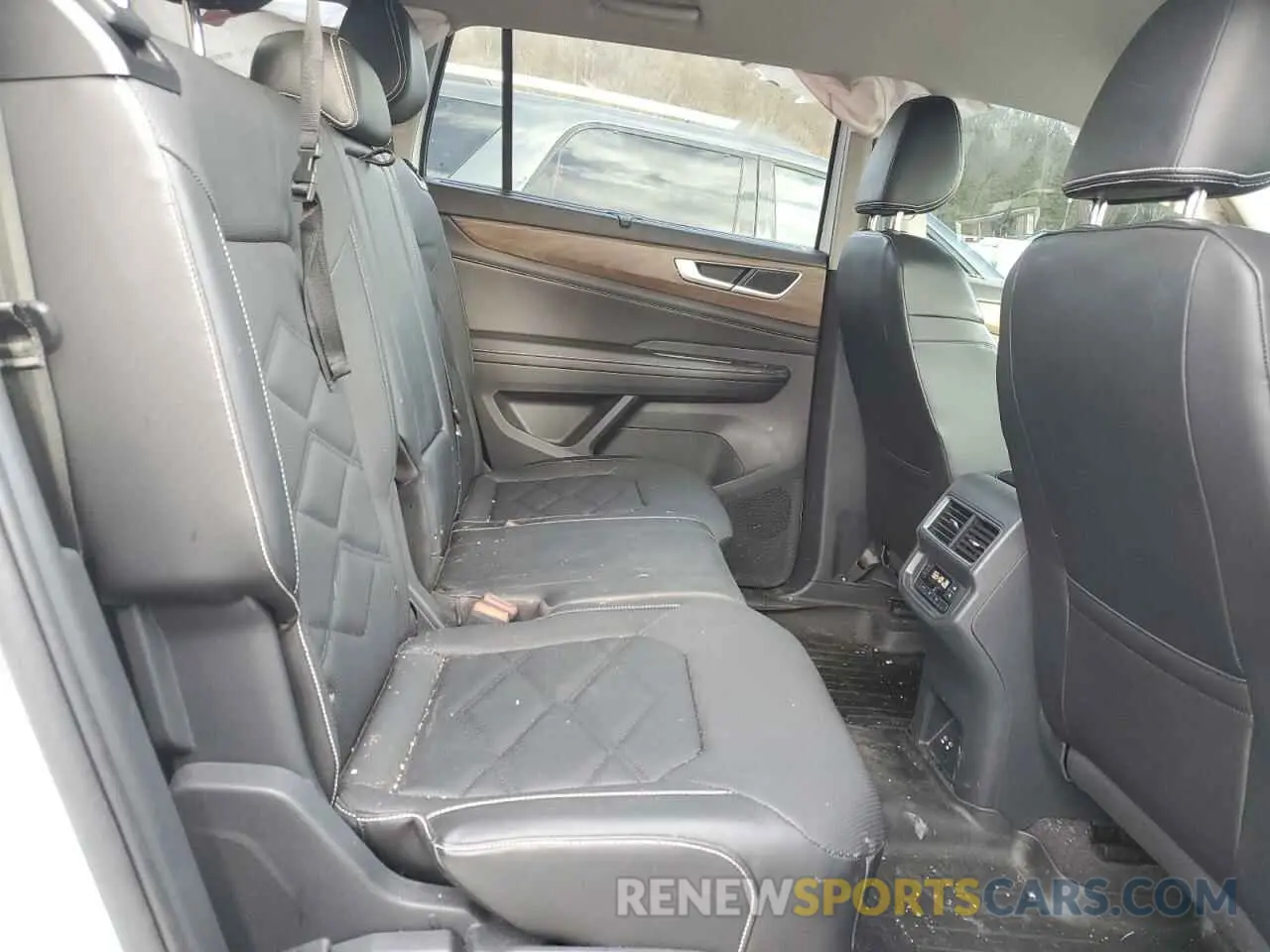 11 Photograph of a damaged car 1V2HR2CA9RC541812 VOLKSWAGEN ATLAS 2024