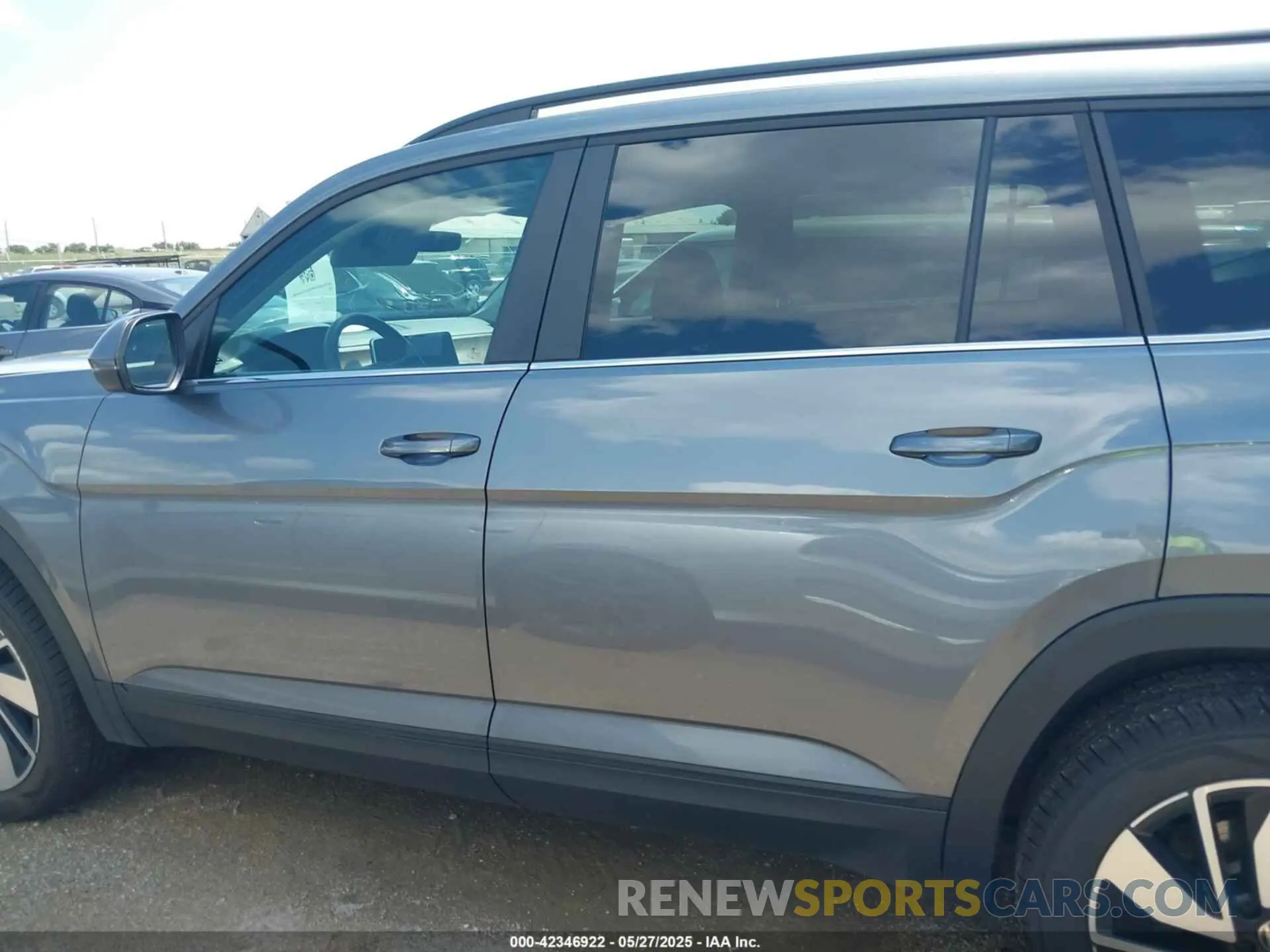 14 Photograph of a damaged car 1V2HR2CAXRC528423 VOLKSWAGEN ATLAS 2024