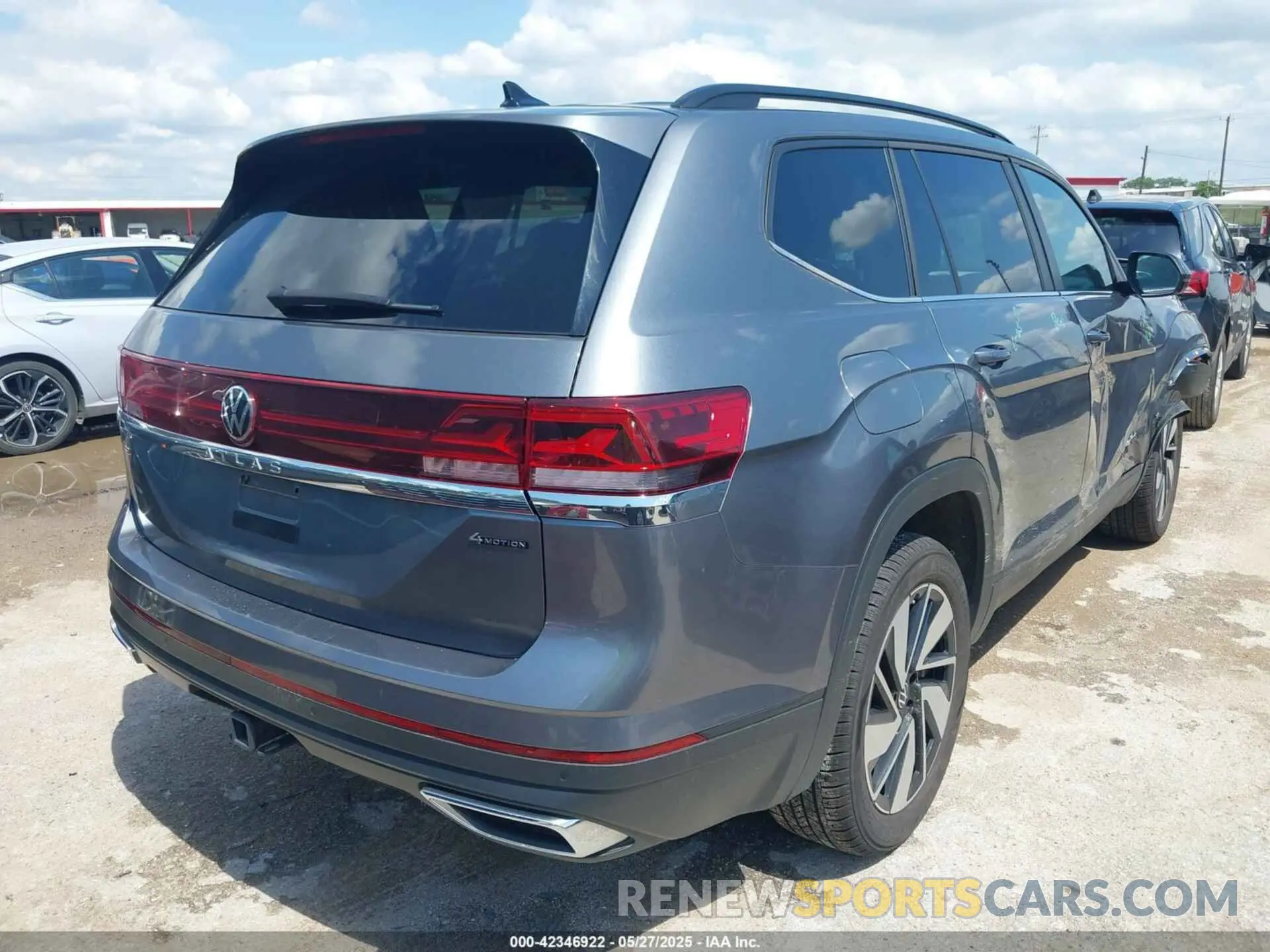 4 Photograph of a damaged car 1V2HR2CAXRC528423 VOLKSWAGEN ATLAS 2024