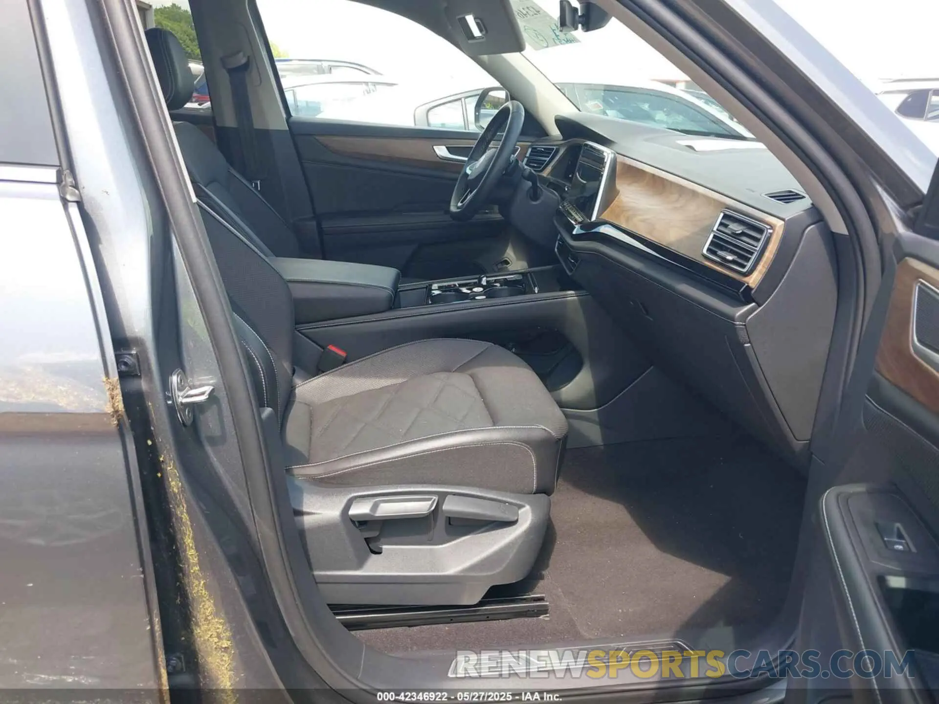 5 Photograph of a damaged car 1V2HR2CAXRC528423 VOLKSWAGEN ATLAS 2024