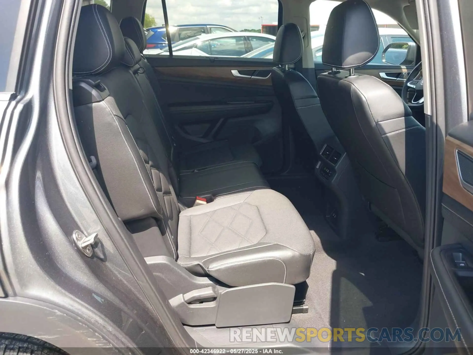 8 Photograph of a damaged car 1V2HR2CAXRC528423 VOLKSWAGEN ATLAS 2024