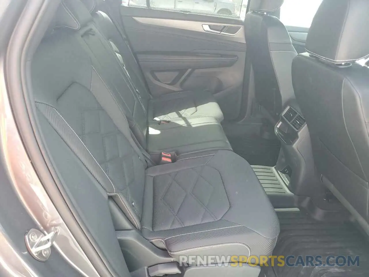 11 Photograph of a damaged car 1V2JE2CA4RC245786 VOLKSWAGEN ATLAS 2024