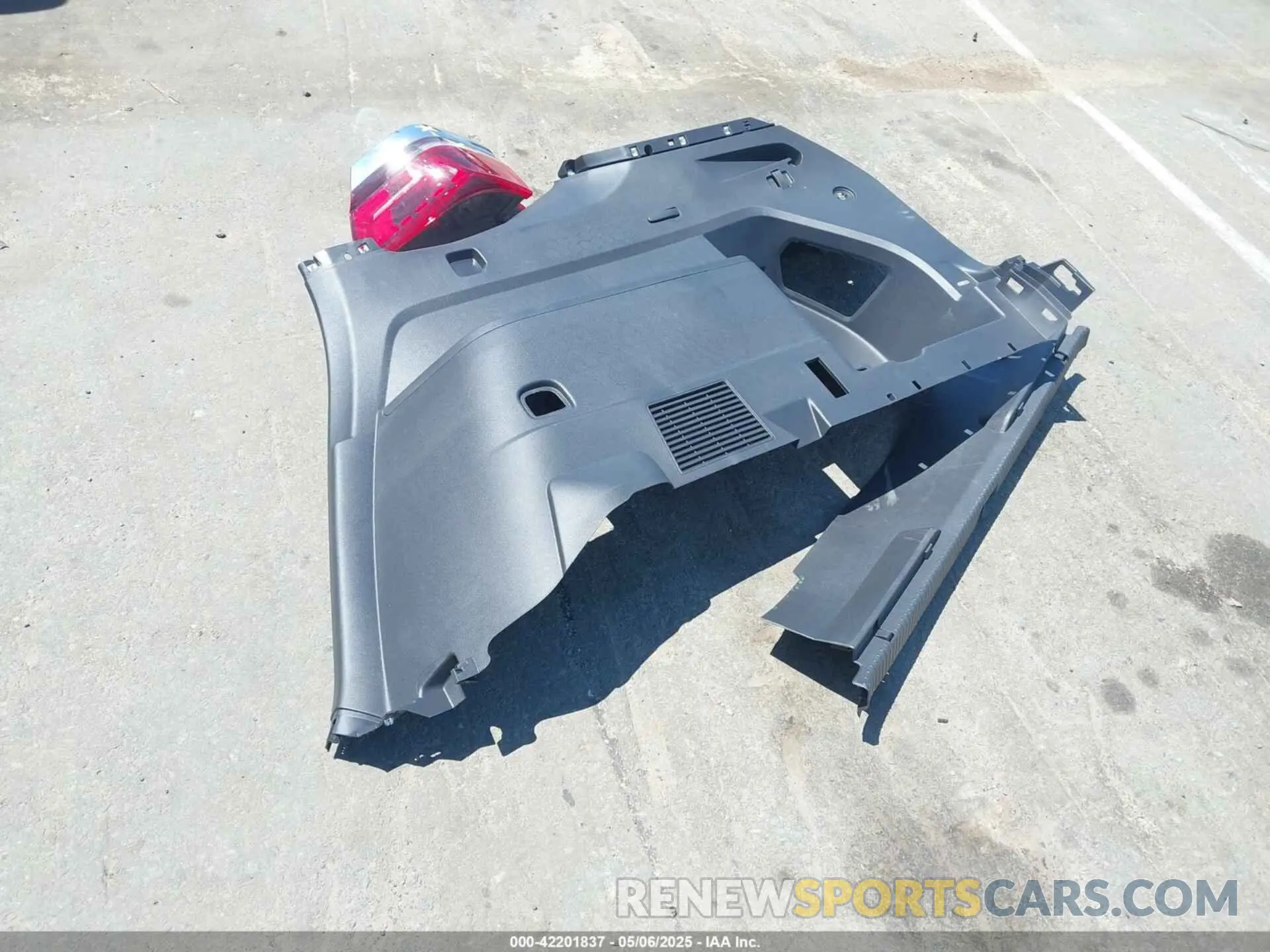 12 Photograph of a damaged car 1V2JR2CA1RC529185 VOLKSWAGEN ATLAS 2024