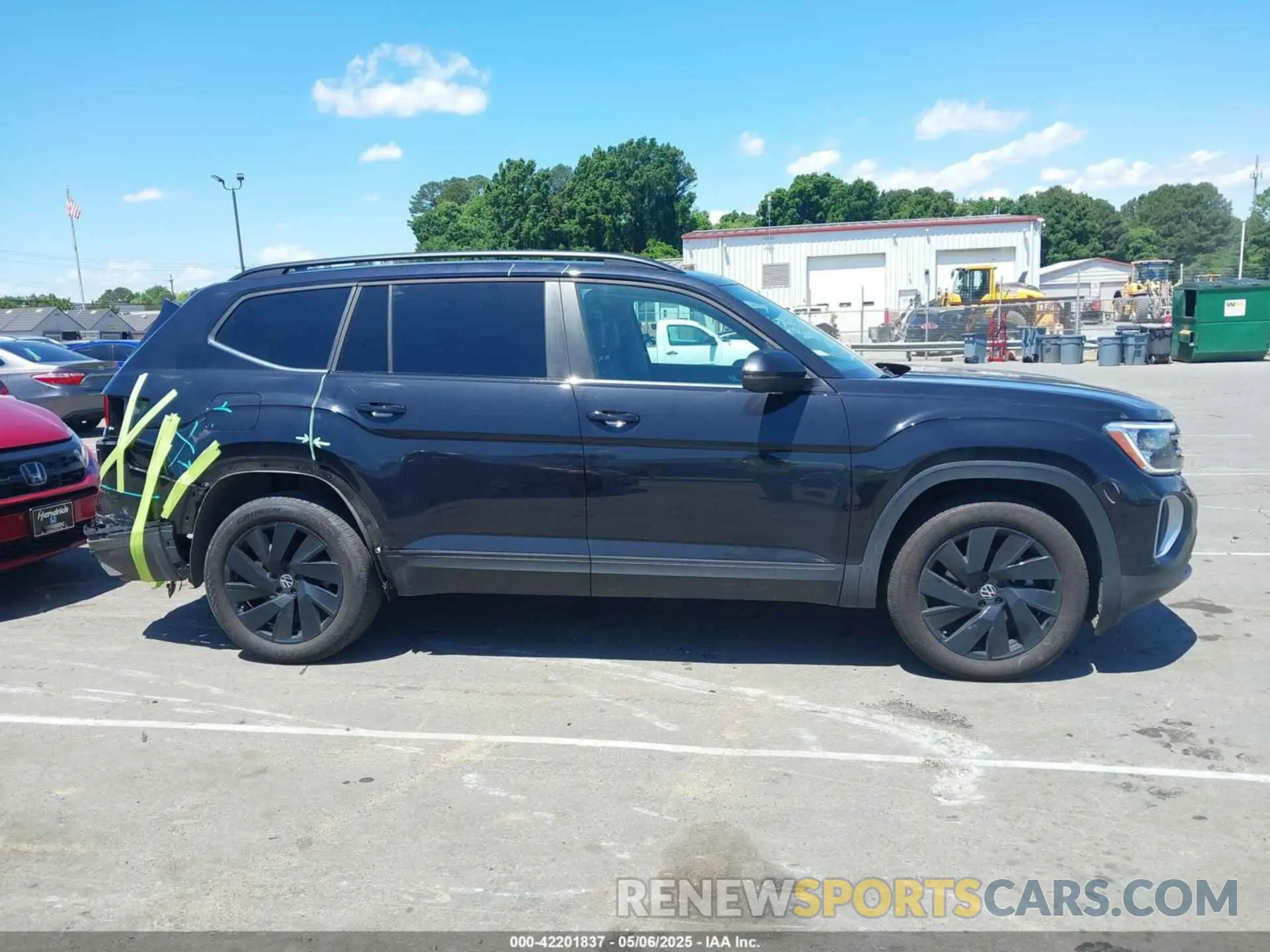 14 Photograph of a damaged car 1V2JR2CA1RC529185 VOLKSWAGEN ATLAS 2024
