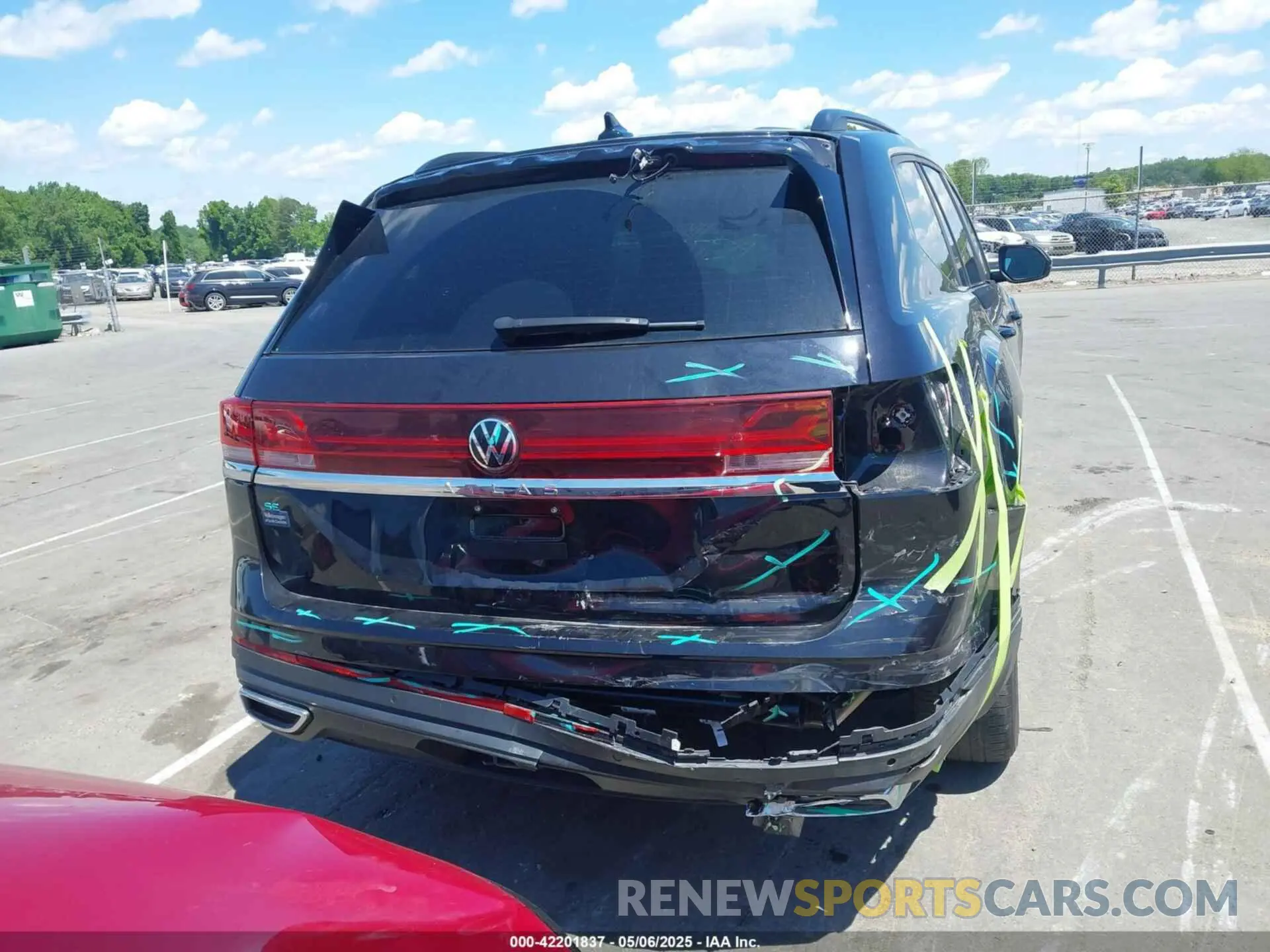 17 Photograph of a damaged car 1V2JR2CA1RC529185 VOLKSWAGEN ATLAS 2024