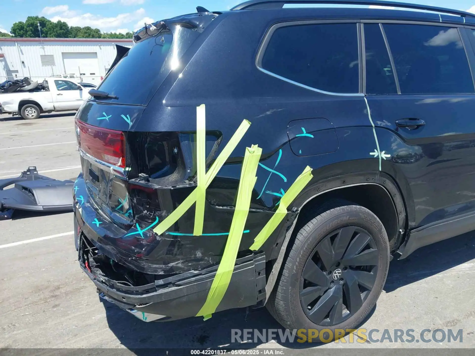18 Photograph of a damaged car 1V2JR2CA1RC529185 VOLKSWAGEN ATLAS 2024