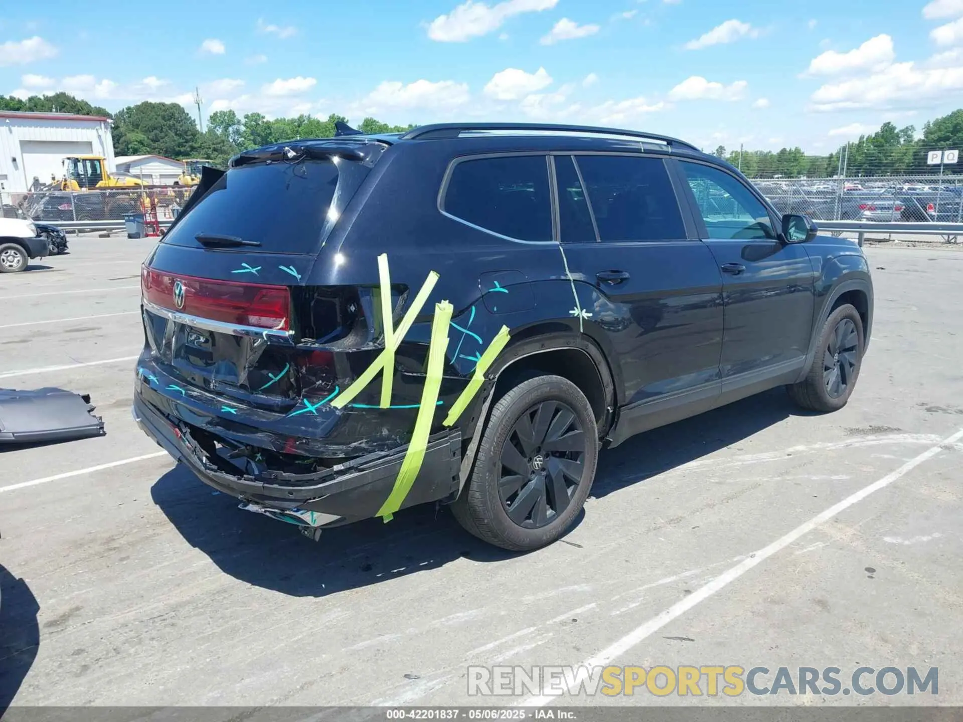 4 Photograph of a damaged car 1V2JR2CA1RC529185 VOLKSWAGEN ATLAS 2024