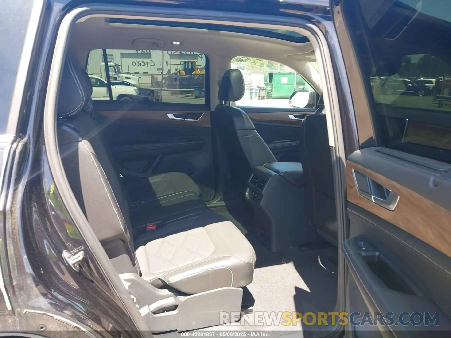 8 Photograph of a damaged car 1V2JR2CA1RC529185 VOLKSWAGEN ATLAS 2024