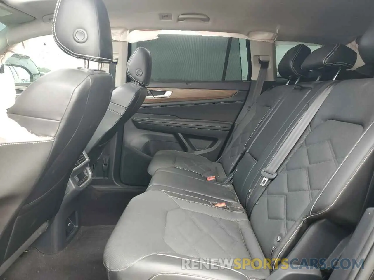 11 Photograph of a damaged car 1V2JR2CA1RC579584 VOLKSWAGEN ATLAS 2024